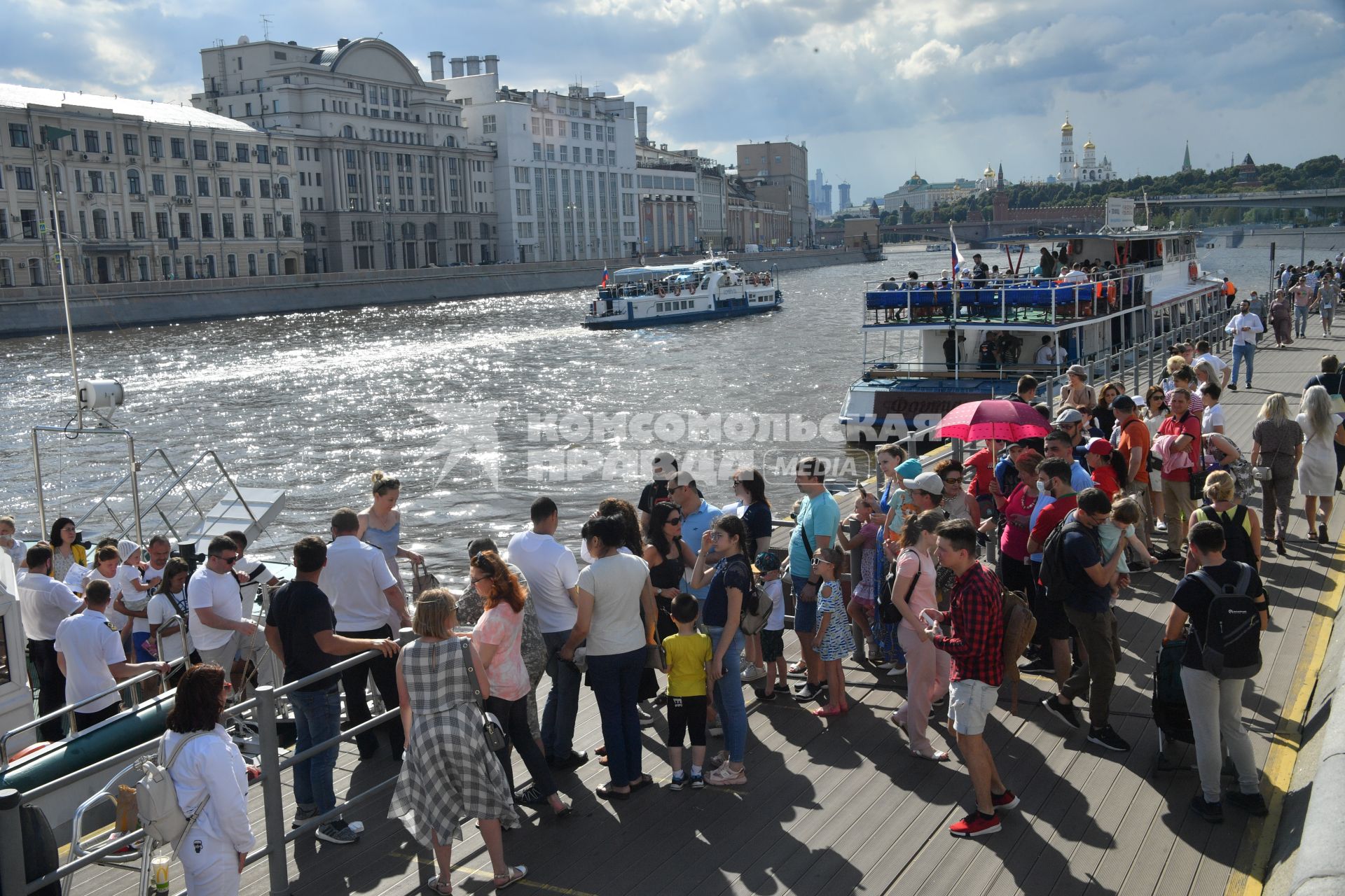 Москва. Очередь на прогулочный теплоход на Москворецкой набережной.