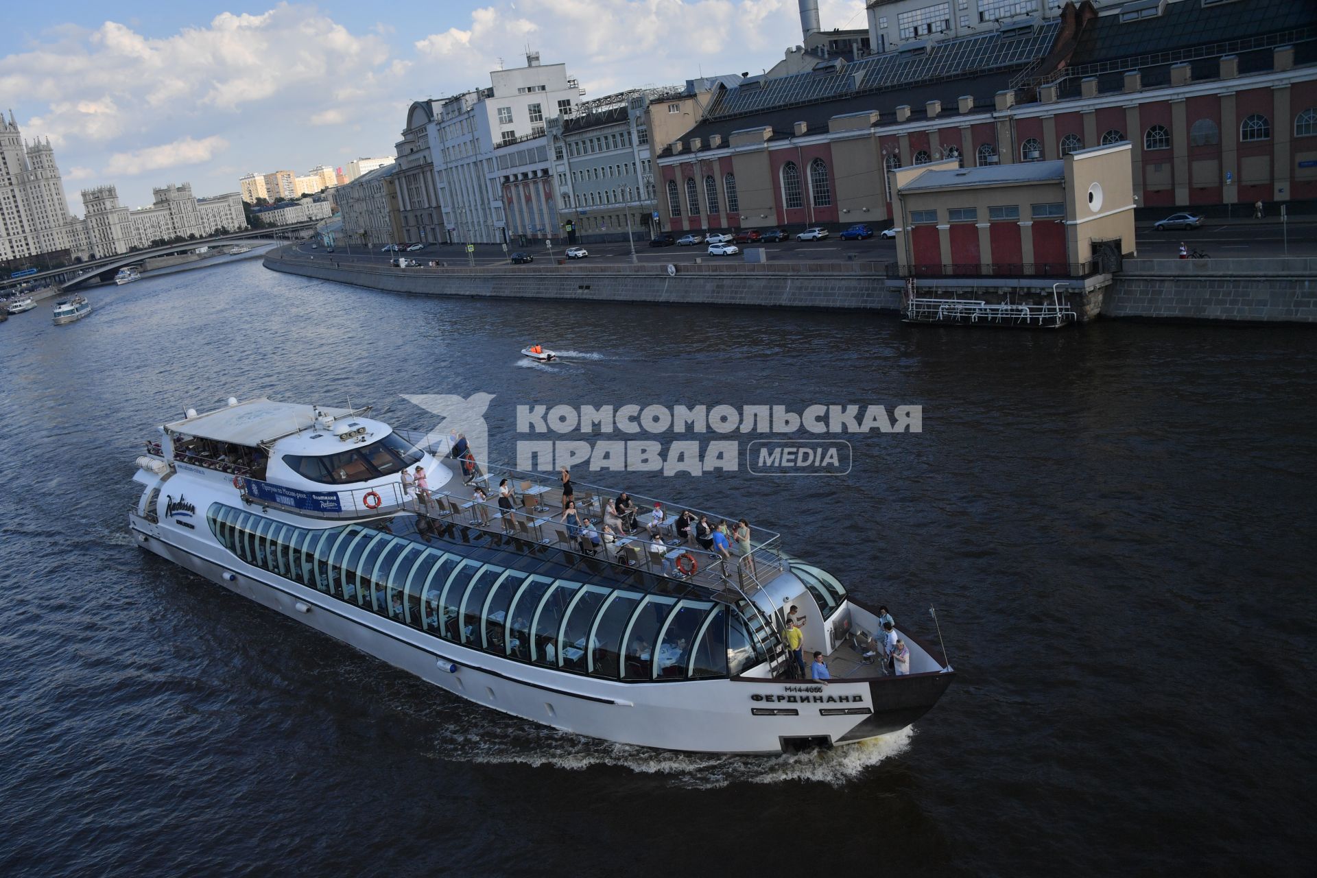 Москва. Вид на Москва-реку с Парящего моста.