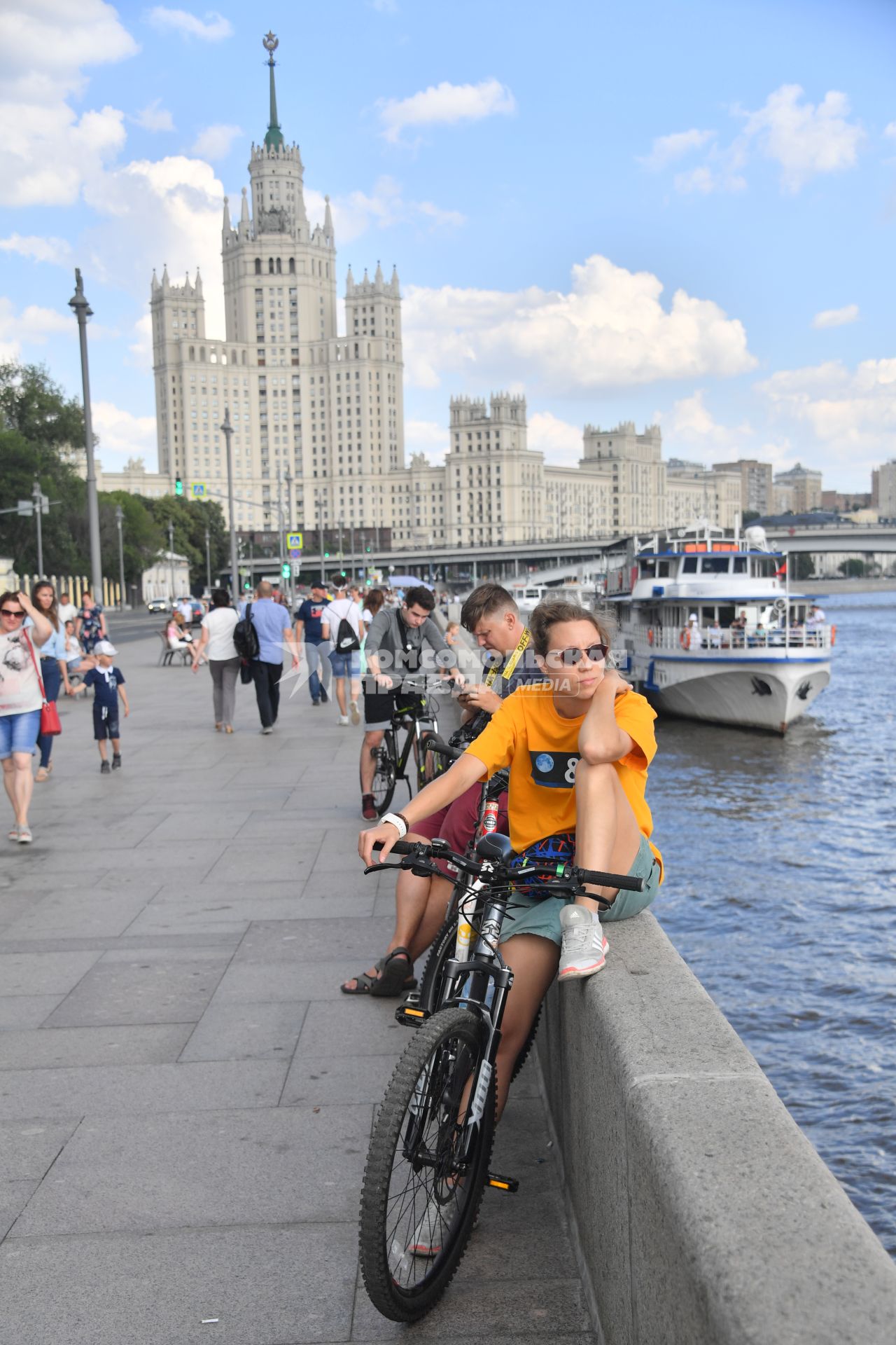 Москва. Отдыхающие на Москворецкой набережной .