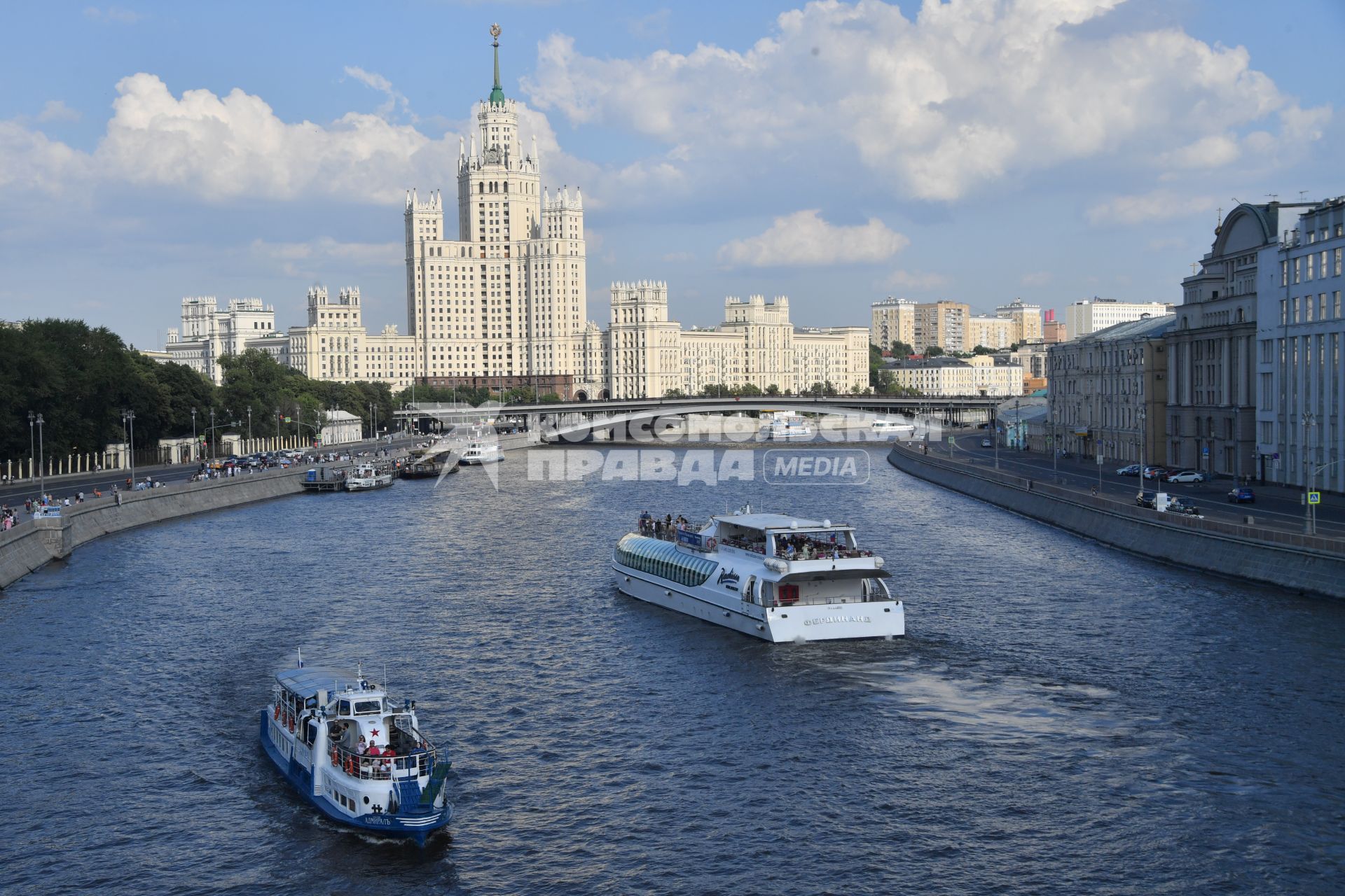 Москва. Прогулочный теплоход на Москва-реке.