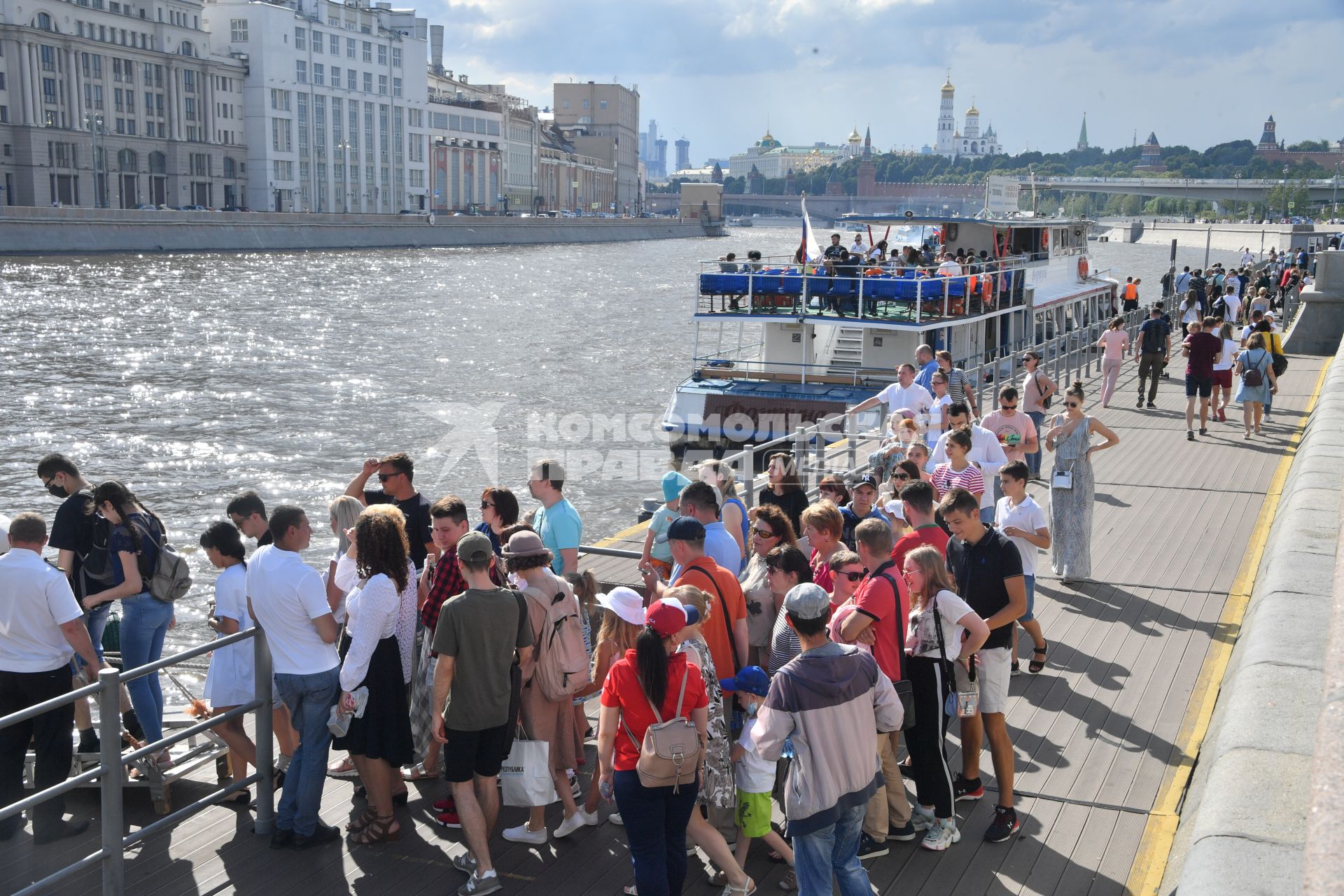 Москва. Очередь на прогулочный теплоход на Москворецкой набережной.