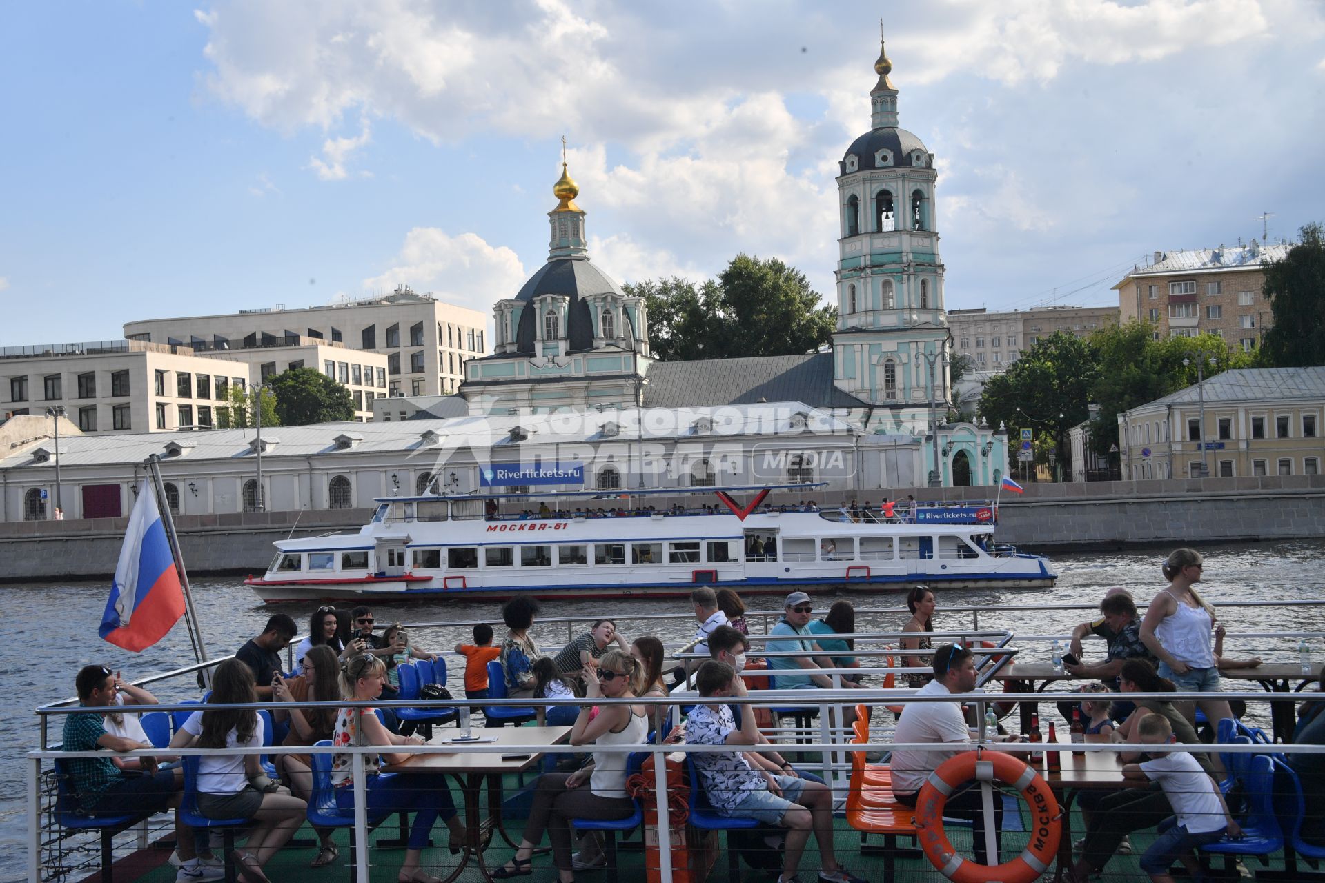 Москва. Отдыхающие на палубе прогулочного теплохода.