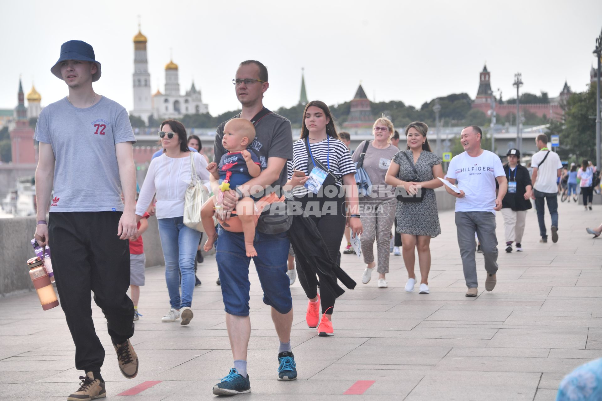 Москва. Отдыхающие гуляют по набережной.