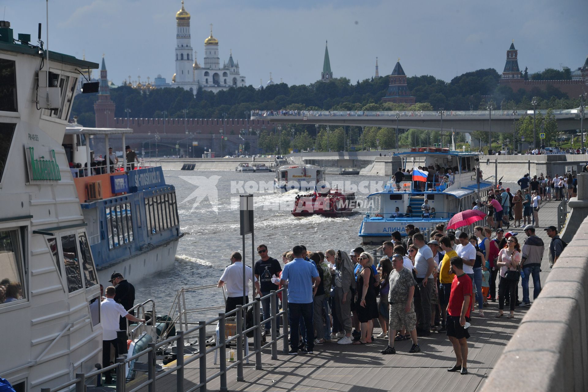 Москва. Очередь на прогулочный теплоход на Москворецкой набережной.