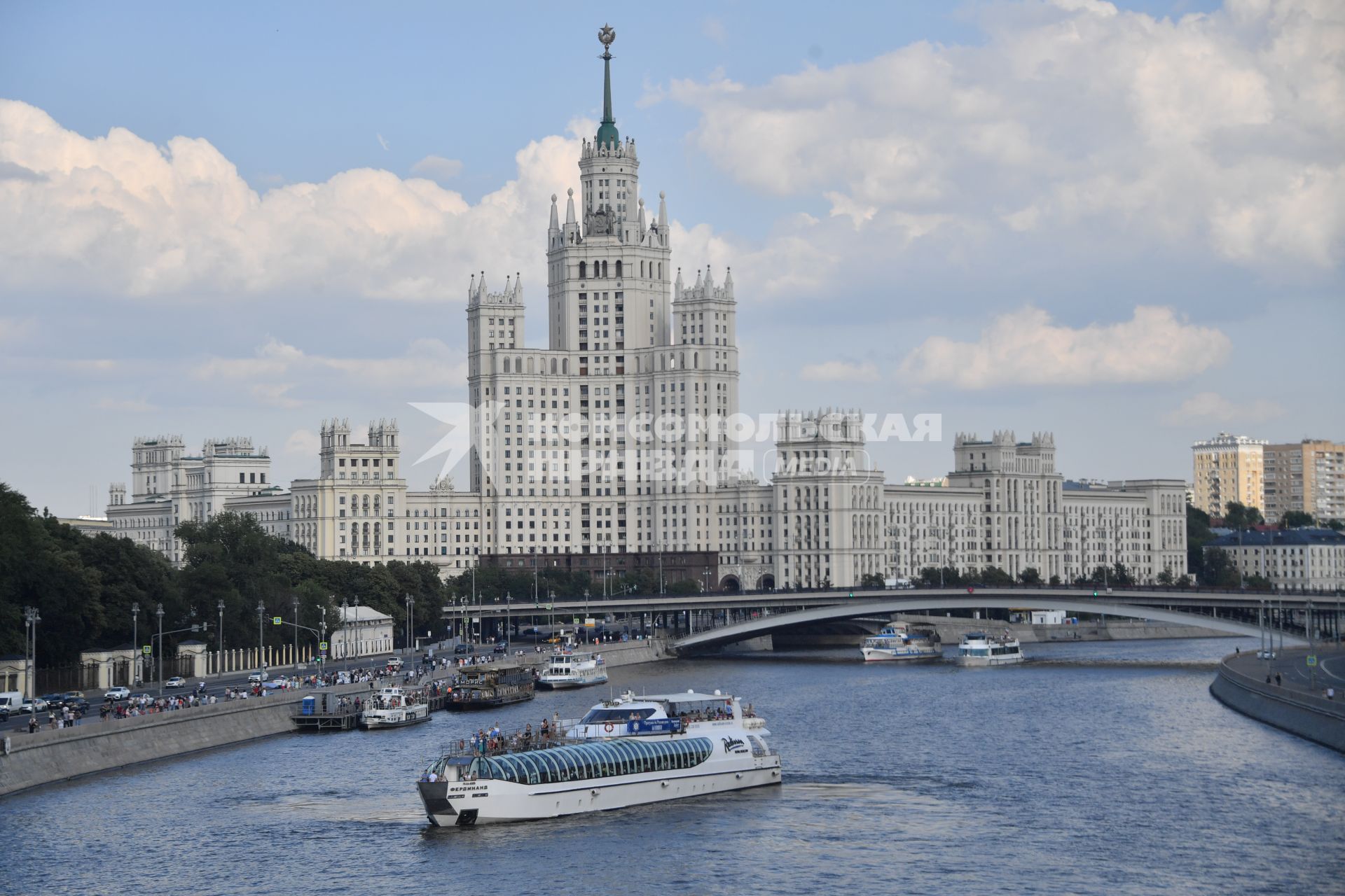 Москва. Прогулочный теплоход на Москва-реке.