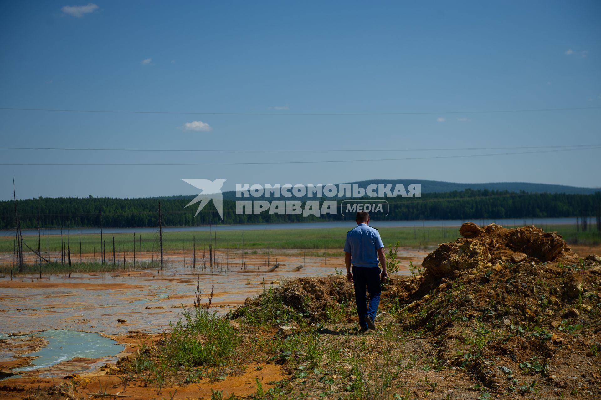 Свердловская область. поселок Лёвиха. Сотрудники прокуратуры проводят проверку соблюдения экологического законодательства на территории Лёвихинского рудника и отстойника шахтных вод. Лёвихинский рудник, где ранее добывали медную руду был закрыт, а грунтовые воды продолжают поступать из шахт окисляясь медью. На станции нейтрализации их смешивают с известковым молоком и сбразывают в пруд-отстойник