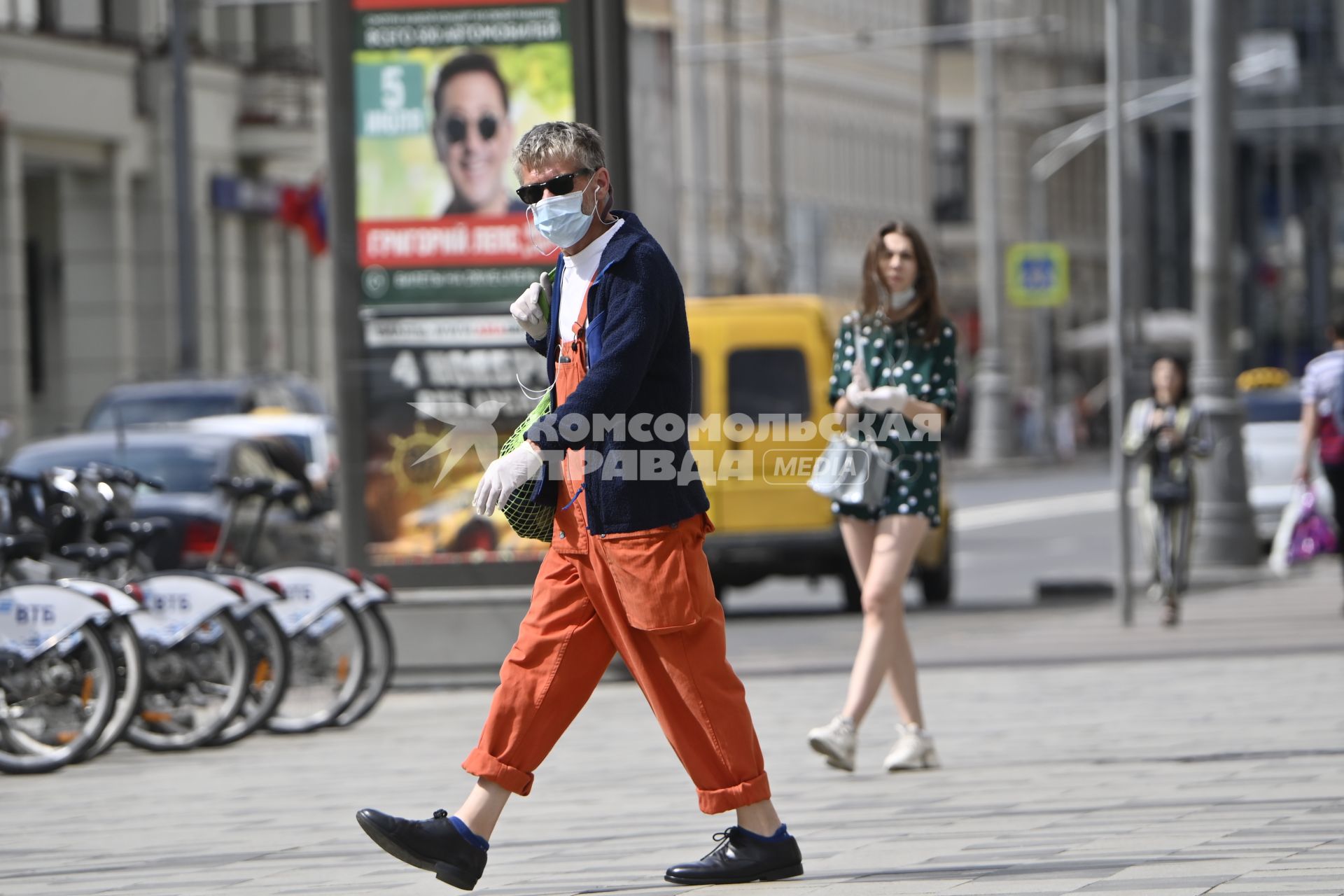 Москва. Мужчина в медицинской маске на улице города.