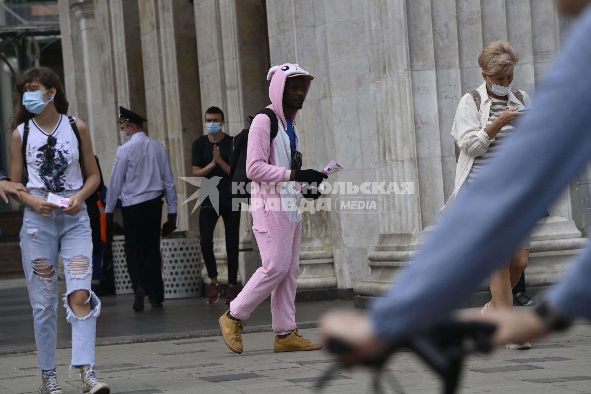 Москва. Мужчина раздает рекламные листовки.