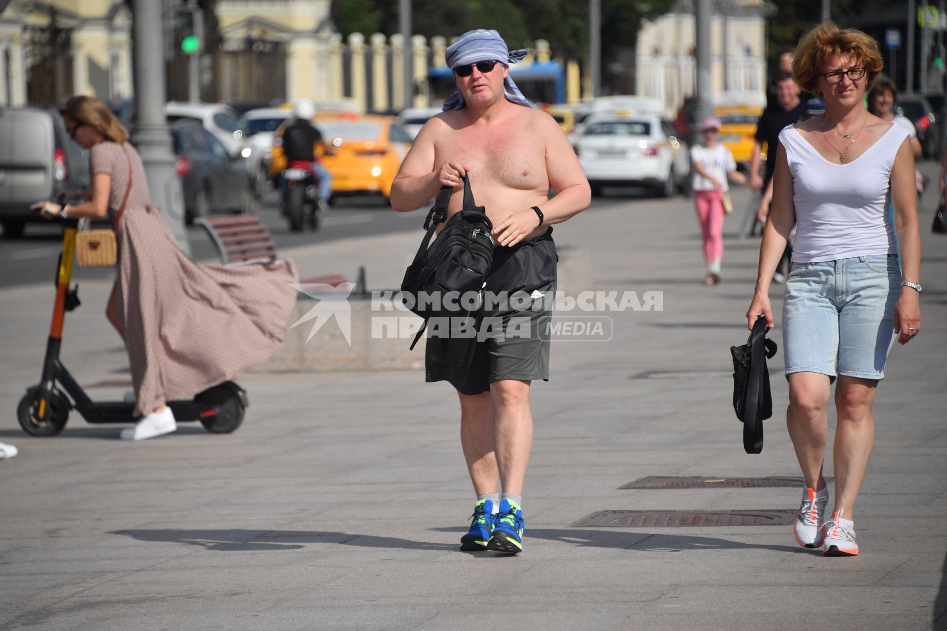 Москва. Мужчина с голым торсом на улице города.