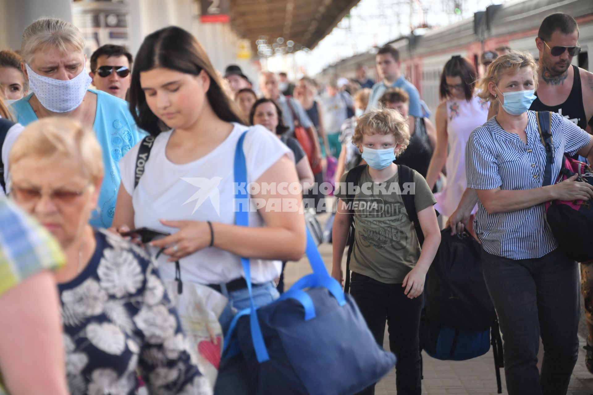 Москва. Пассажиры пригородных электричек.