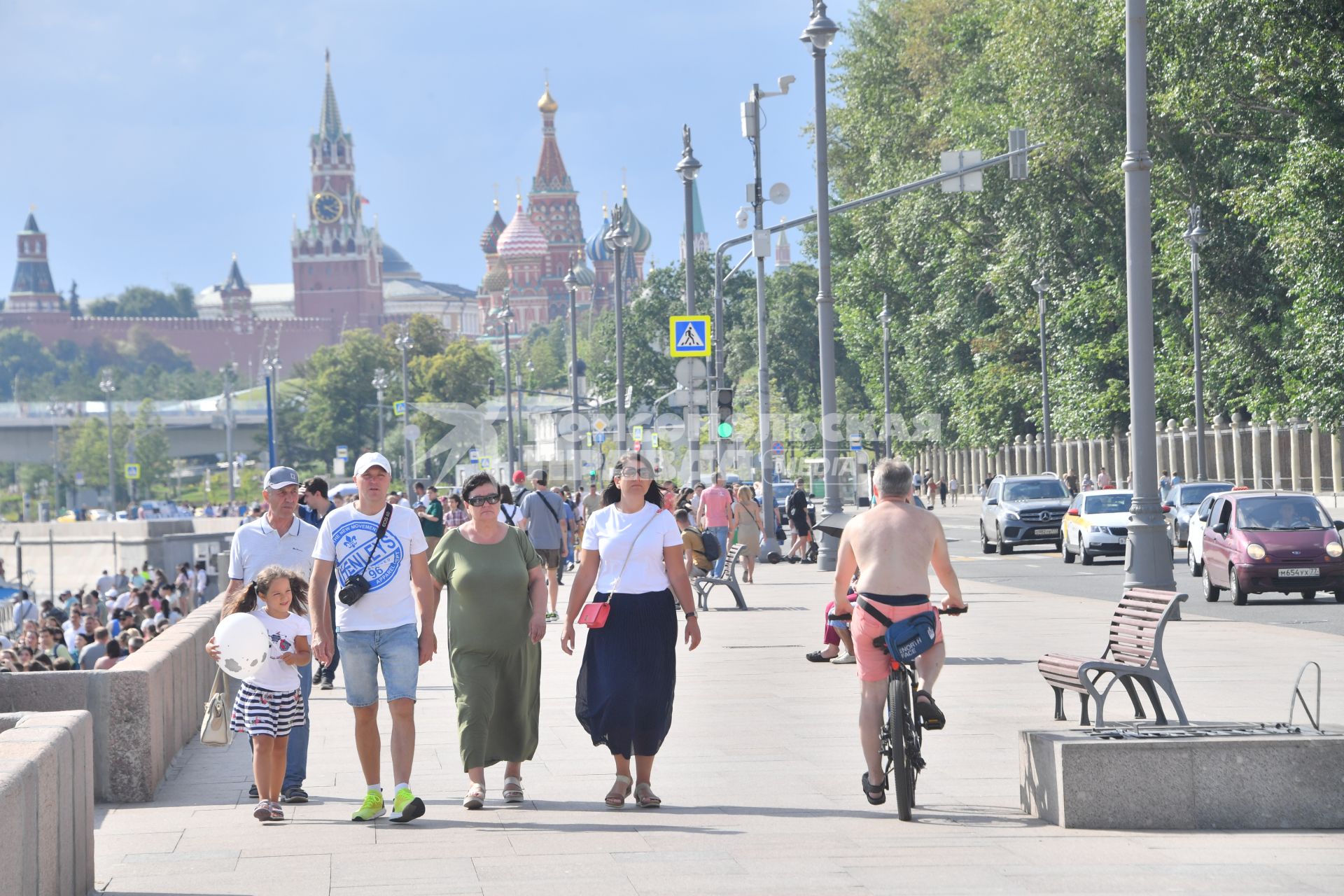 Москва. Отдыхающие у парка Зарядье.