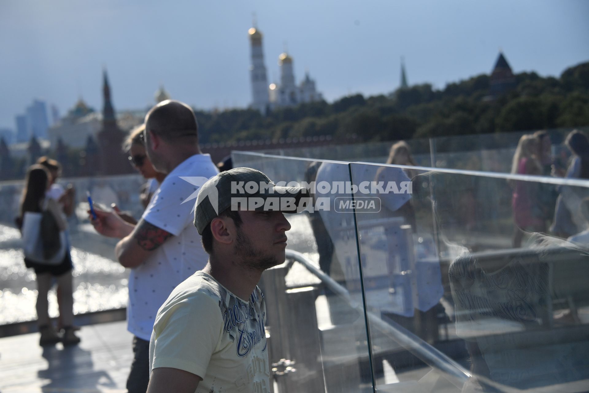 Москва. Отдыхающие  на  Парящем мосту парка Зарядье.