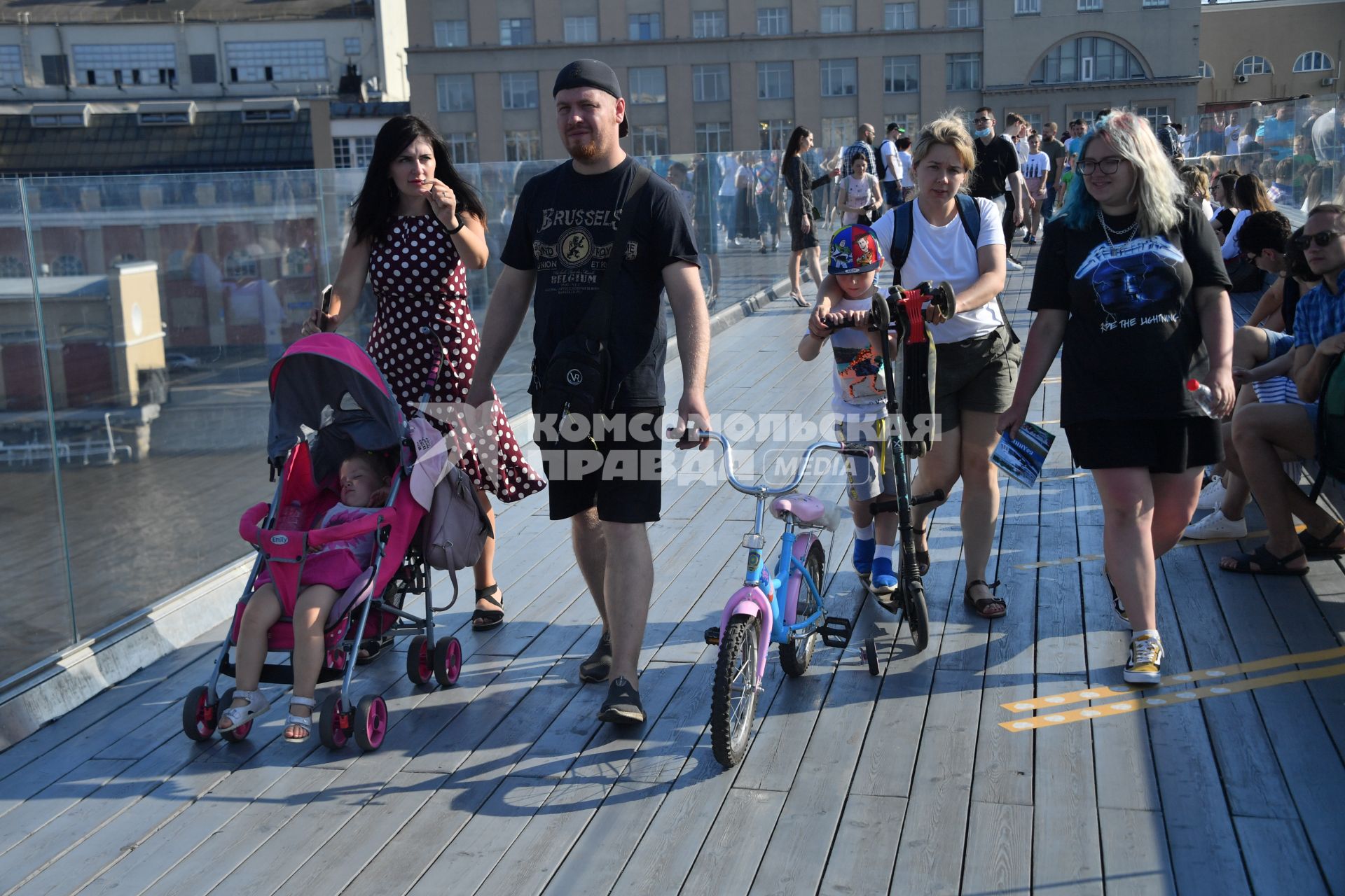 Москва. Отдыхающие  на  Парящем мосту парка Зарядье.