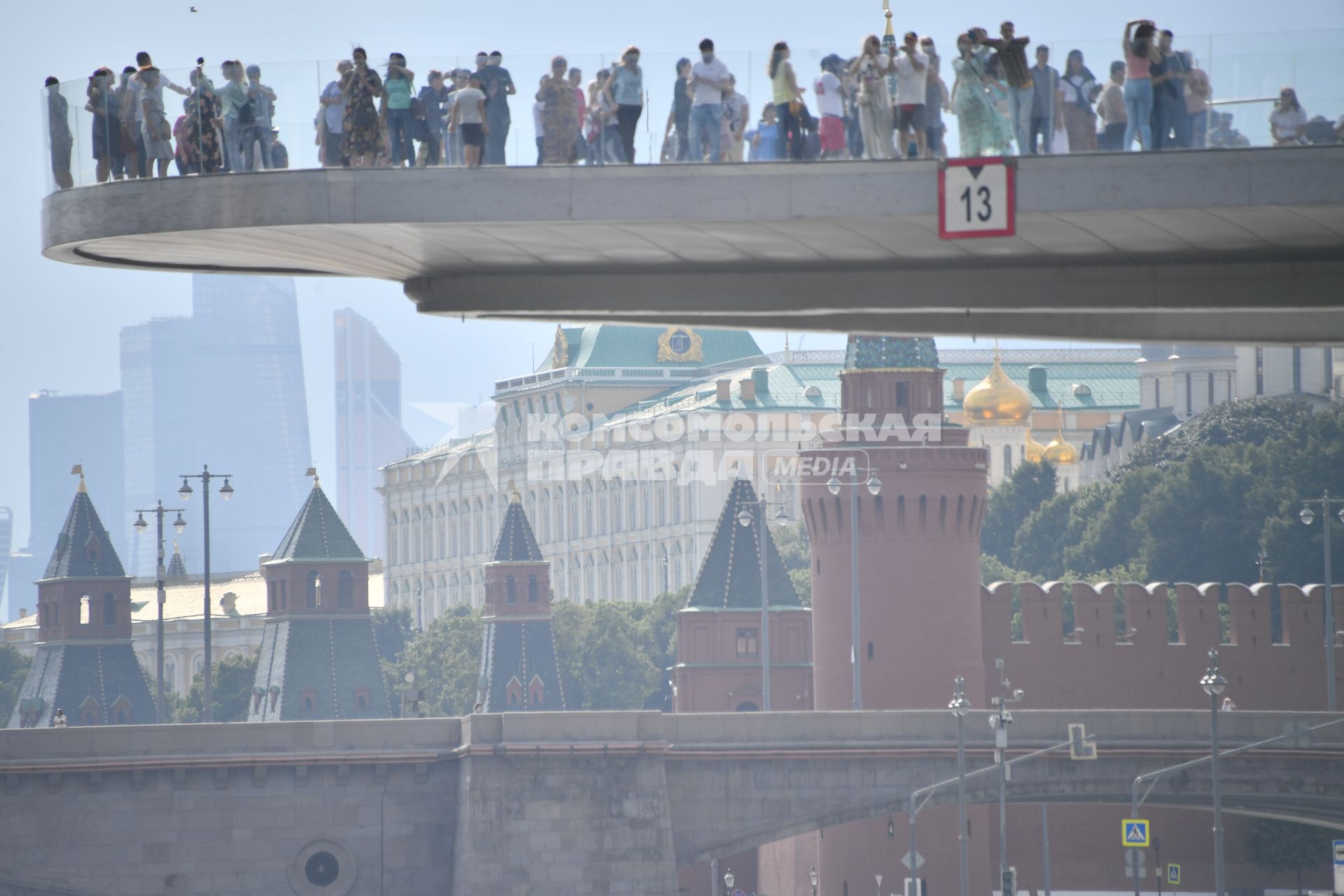 Москва. Отдыхающие на Парящем мосту парка Зарядье.