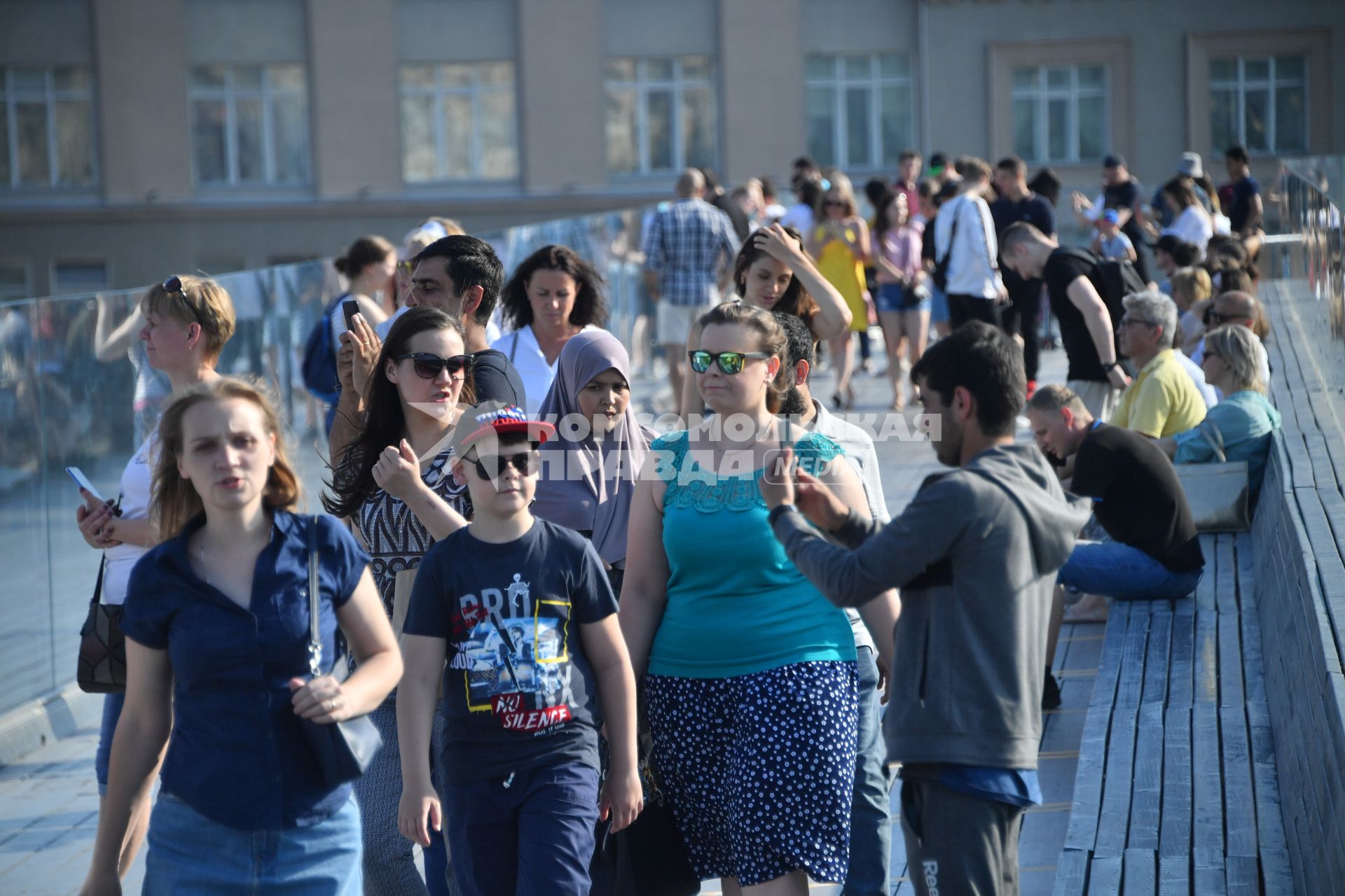 Москва. Отдыхающие  на  Парящем мосту парка Зарядье.