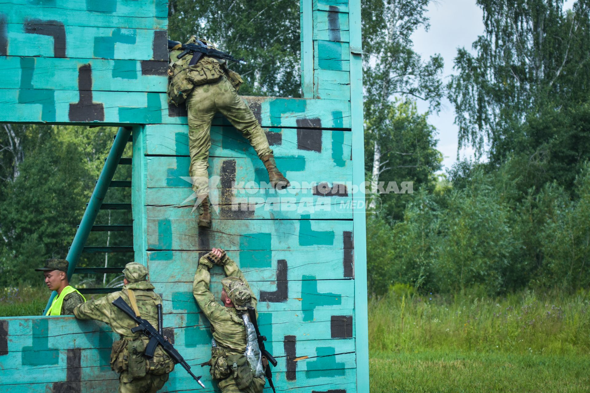 Новосибирск. Военнослужащие во время  всеармейского этапа  `Тропа разведчика ` конкурса `Отличники войсковой разведки`.