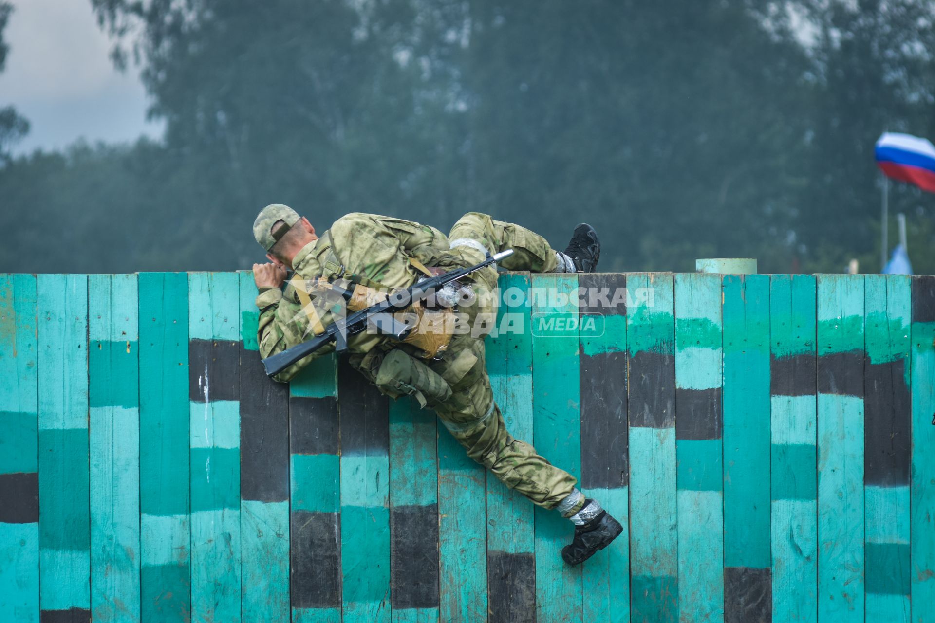 Новосибирск. Военнослужащие во время  всеармейского этапа  `Тропа разведчика ` конкурса `Отличники войсковой разведки`.