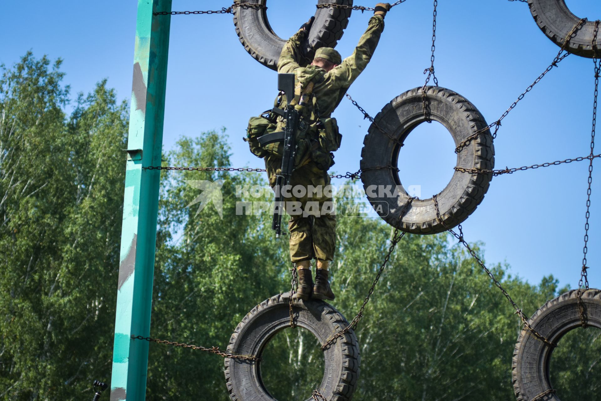 Новосибирск. Военнослужащие во время  всеармейского этапа  `Тропа разведчика ` конкурса `Отличники войсковой разведки`.