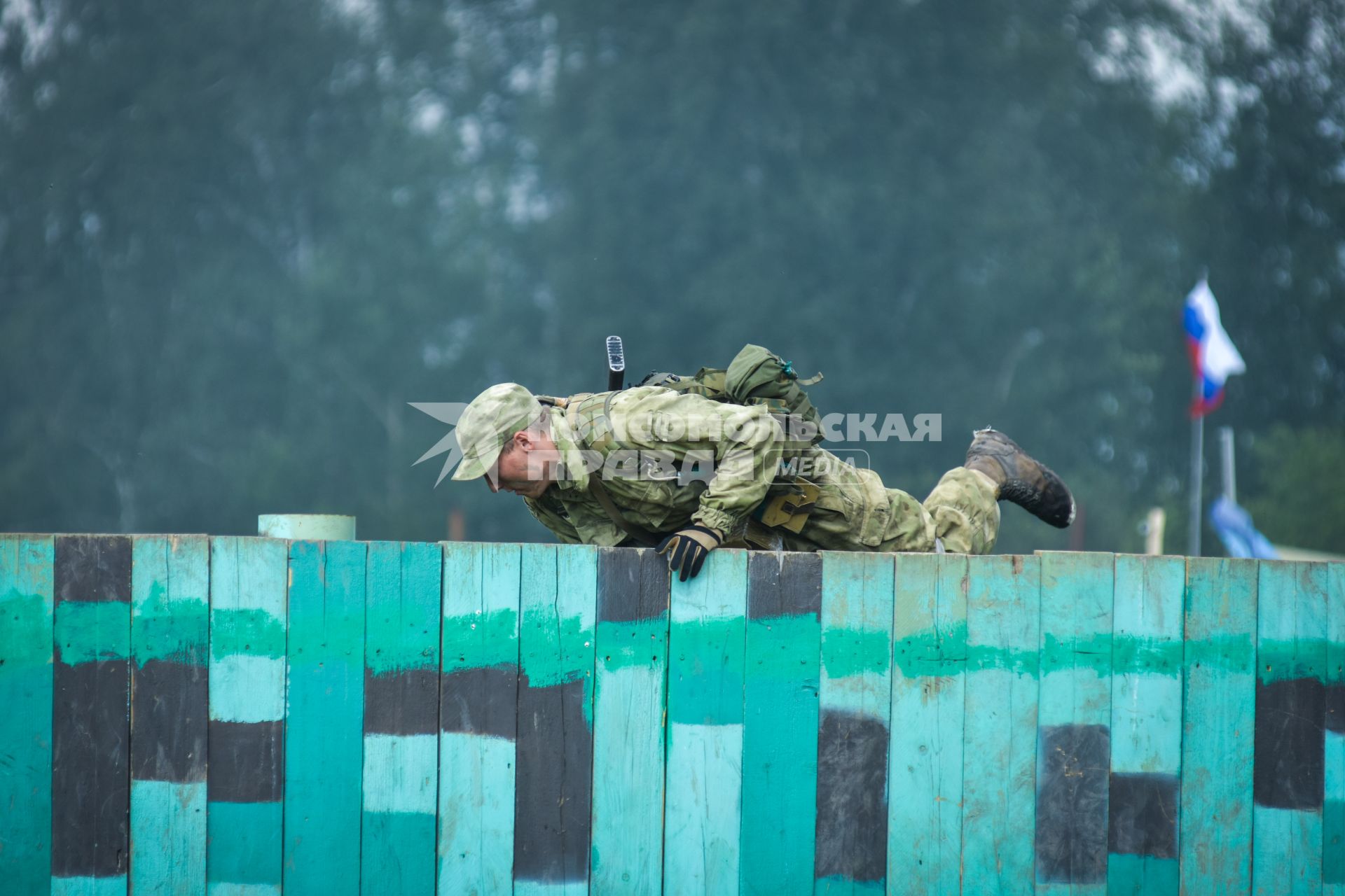 Новосибирск. Военнослужащие во время  всеармейского этапа  `Тропа разведчика ` конкурса `Отличники войсковой разведки`.