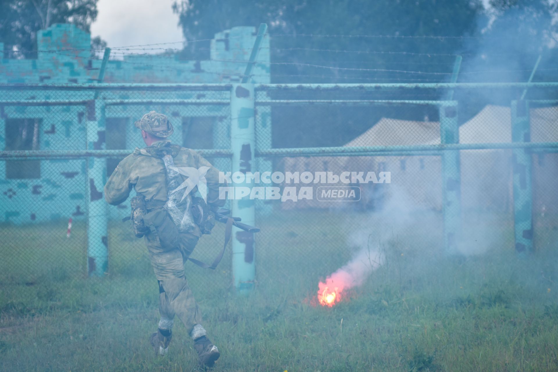 Новосибирск. Военнослужащие во время  всеармейского этапа  `Тропа разведчика ` конкурса `Отличники войсковой разведки`.