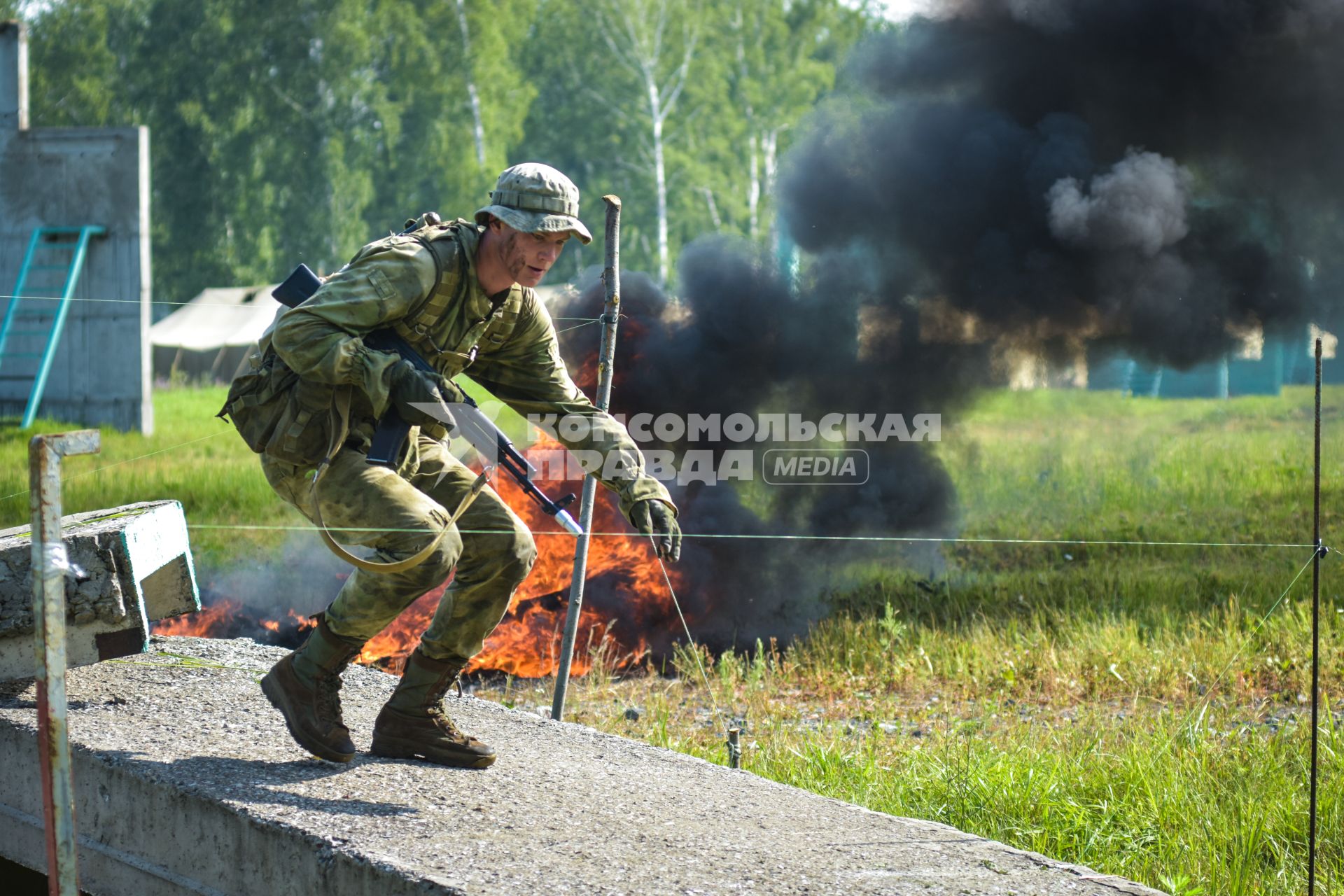 Новосибирск. Военнослужащие во время  всеармейского этапа  `Тропа разведчика ` конкурса `Отличники войсковой разведки`.