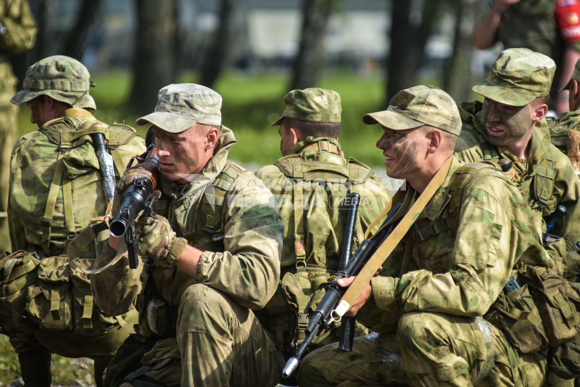 Новосибирск. Военнослужащие во время  всеармейского этапа  `Тропа разведчика ` конкурса `Отличники войсковой разведки`.