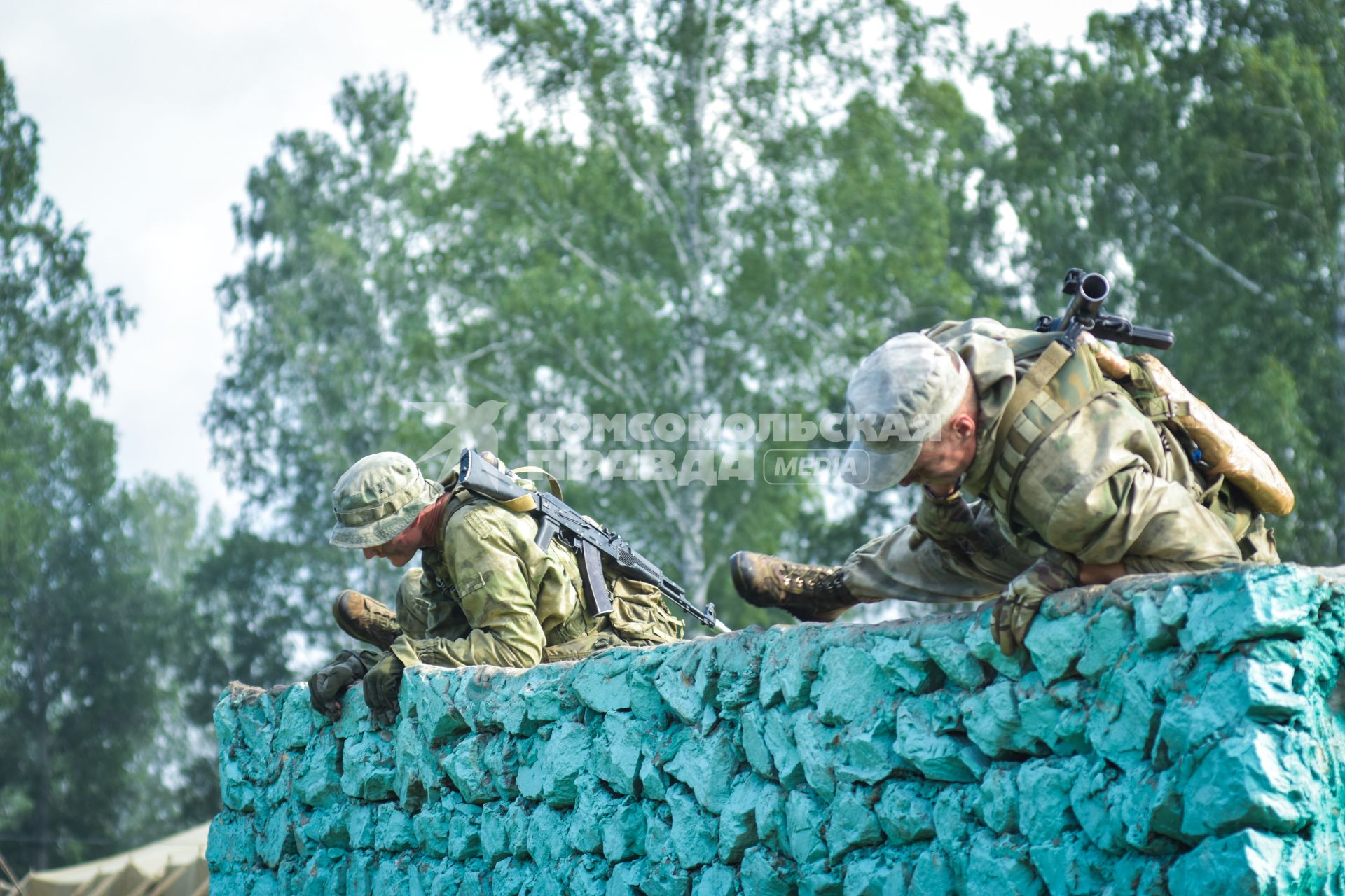 Новосибирск. Военнослужащие во время  всеармейского этапа  `Тропа разведчика ` конкурса `Отличники войсковой разведки`.