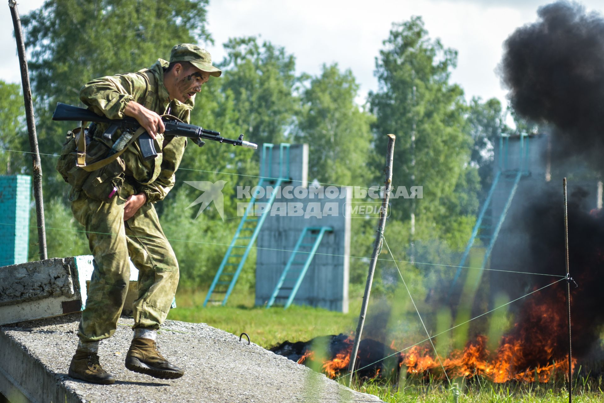 Новосибирск. Военнослужащие во время  всеармейского этапа  `Тропа разведчика ` конкурса `Отличники войсковой разведки`.