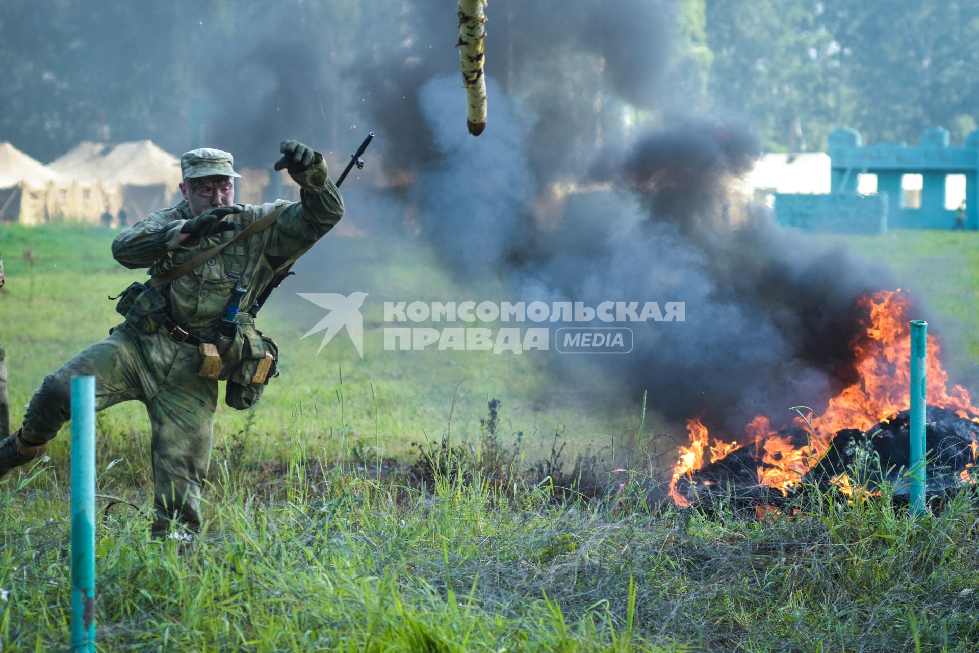 Новосибирск. Военнослужащие во время  всеармейского этапа  `Тропа разведчика ` конкурса `Отличники войсковой разведки`.