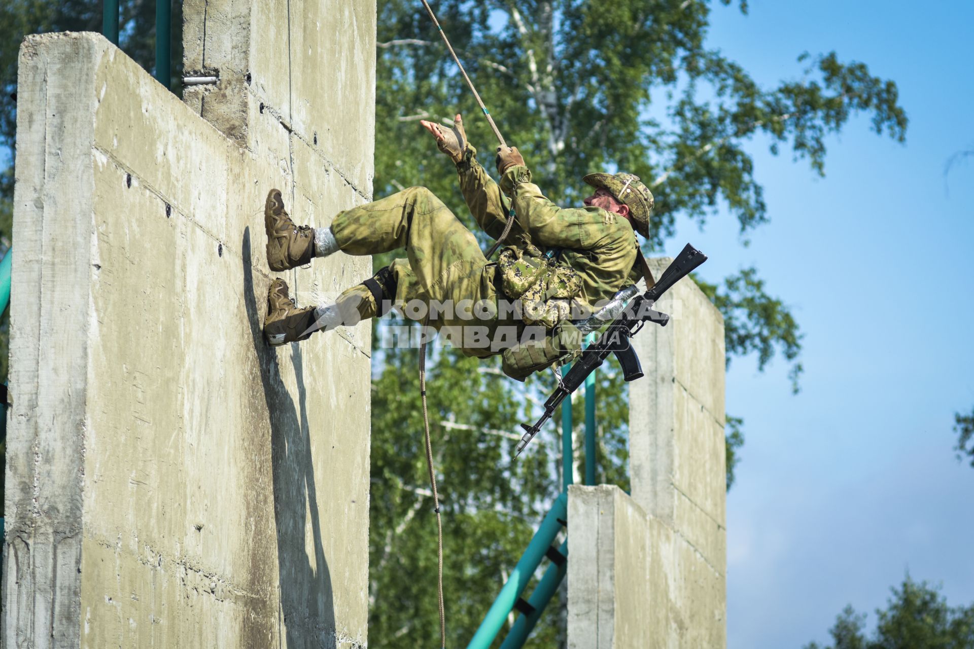 Новосибирск. Военнослужащие во время  всеармейского этапа  `Тропа разведчика ` конкурса `Отличники войсковой разведки`.