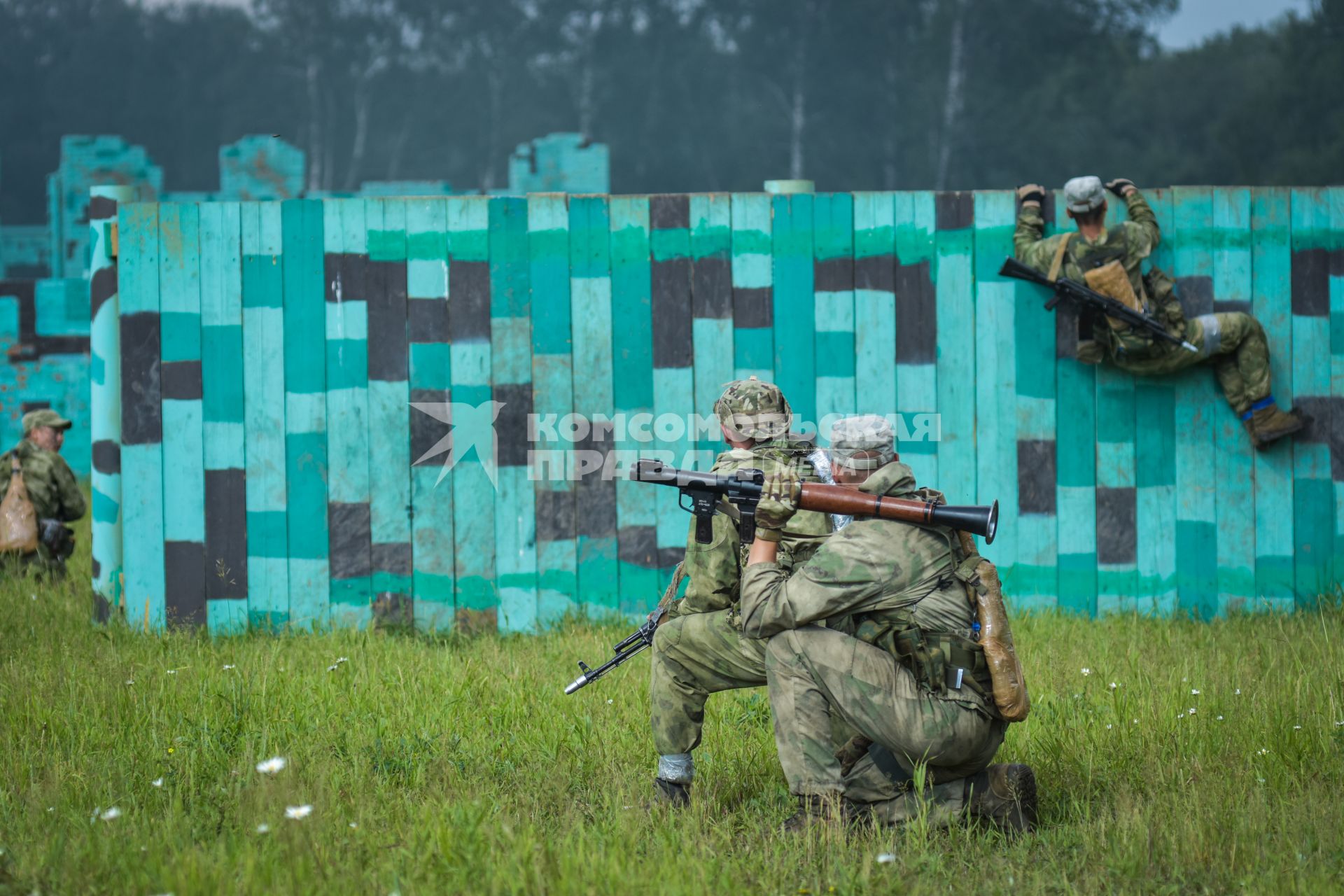 Новосибирск. Военнослужащие во время  всеармейского этапа  `Тропа разведчика ` конкурса `Отличники войсковой разведки`.