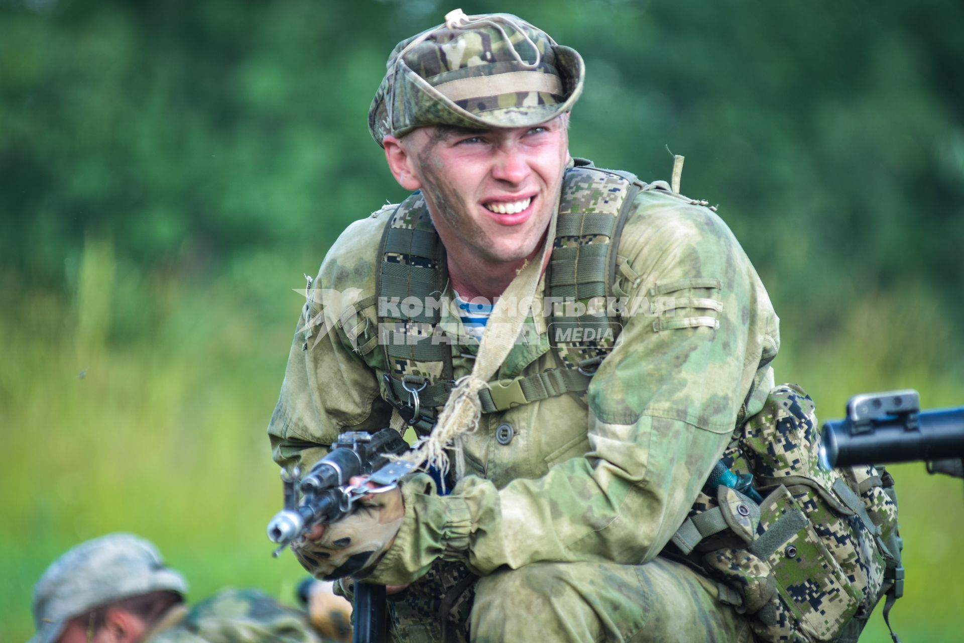 Новосибирск. Военнослужащие во время  всеармейского этапа  `Тропа разведчика ` конкурса `Отличники войсковой разведки`.