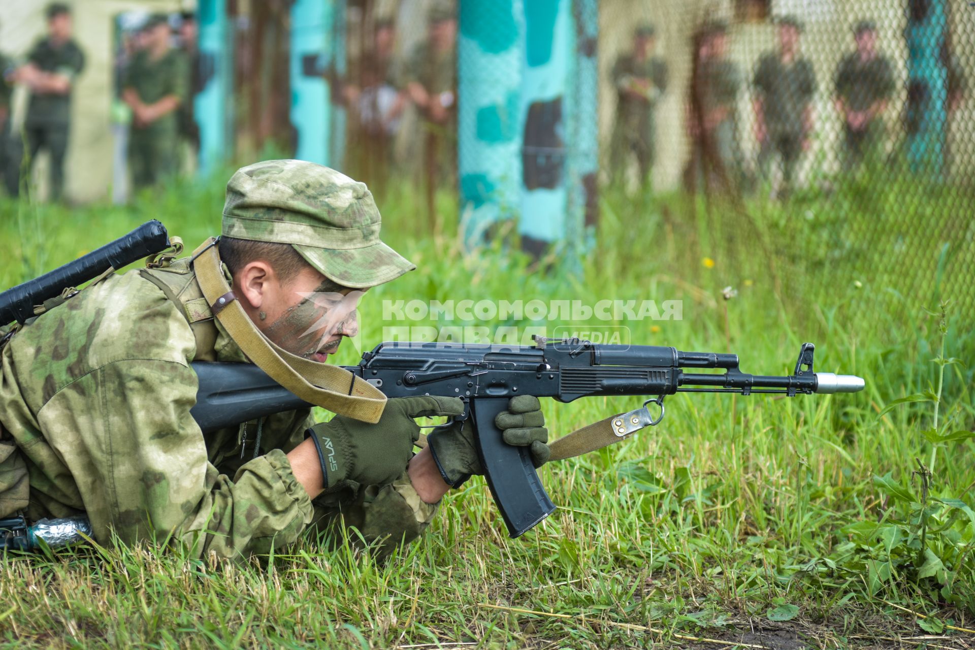 Новосибирск. Военнослужащие во время  всеармейского этапа  `Тропа разведчика ` конкурса `Отличники войсковой разведки`.