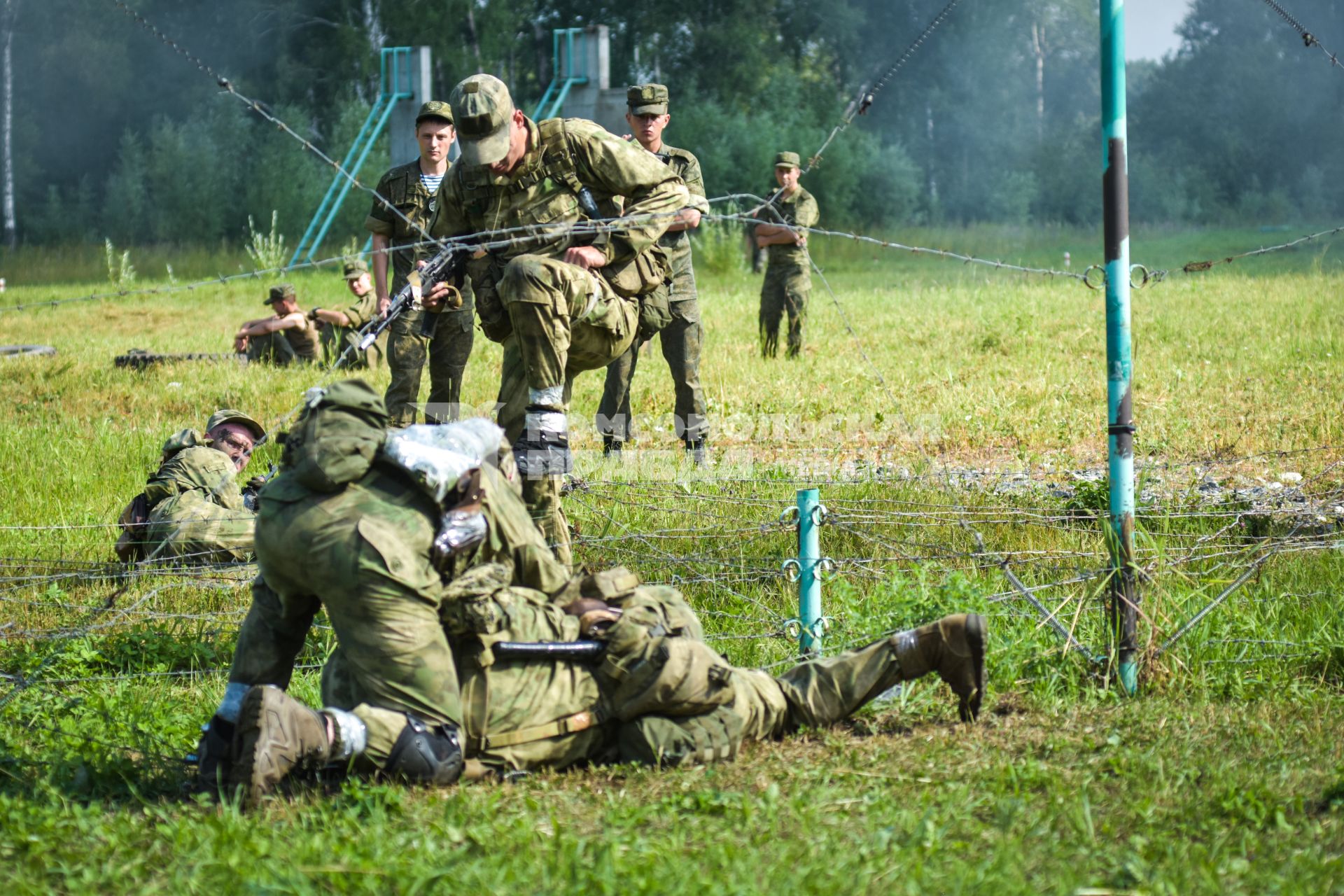 Новосибирск. Военнослужащие во время  всеармейского этапа  `Тропа разведчика ` конкурса `Отличники войсковой разведки`.