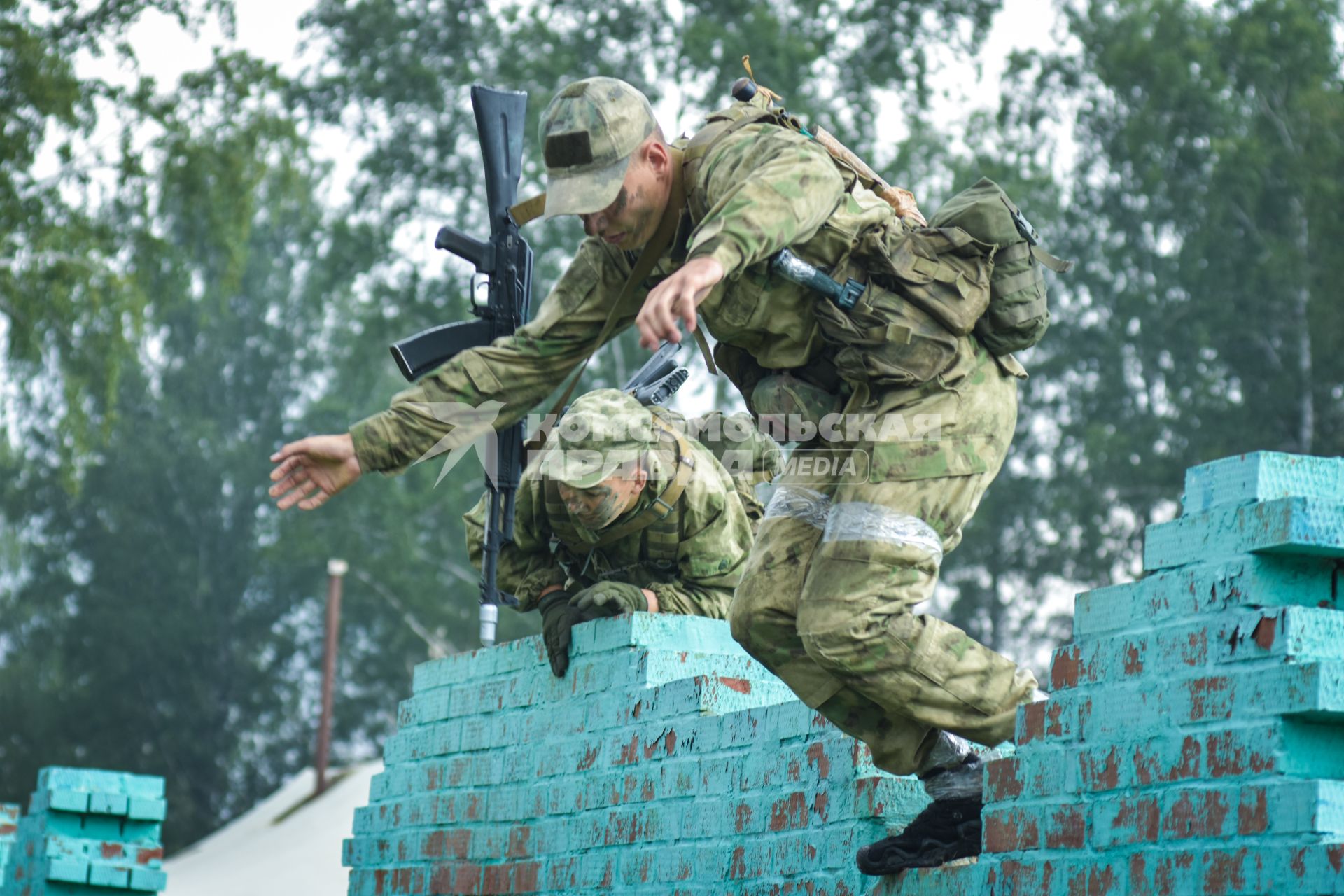 Новосибирск. Военнослужащие во время  всеармейского этапа  `Тропа разведчика ` конкурса `Отличники войсковой разведки`.