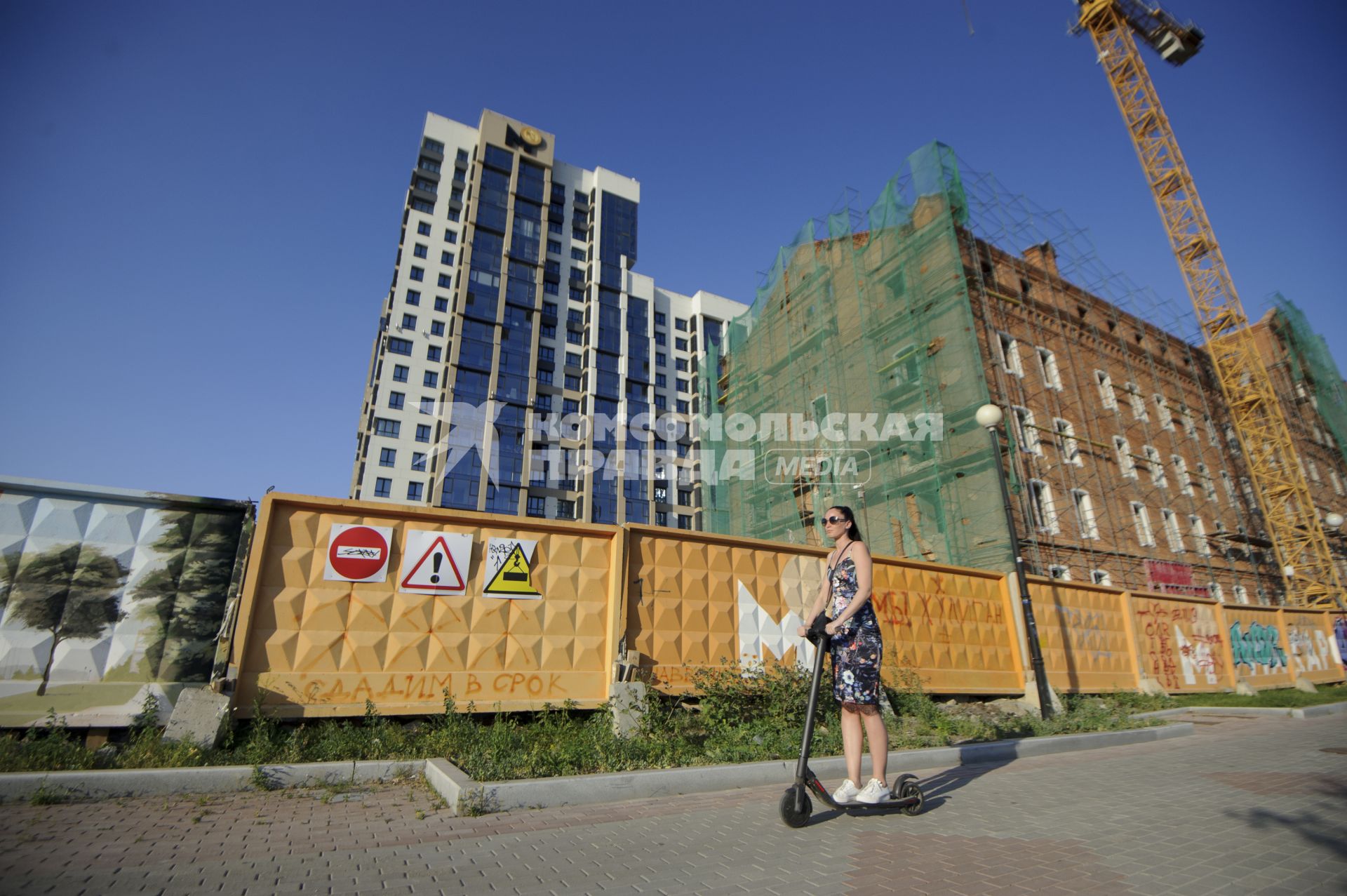 Екатеринбург. Девушка едет на самокате во время летней жары