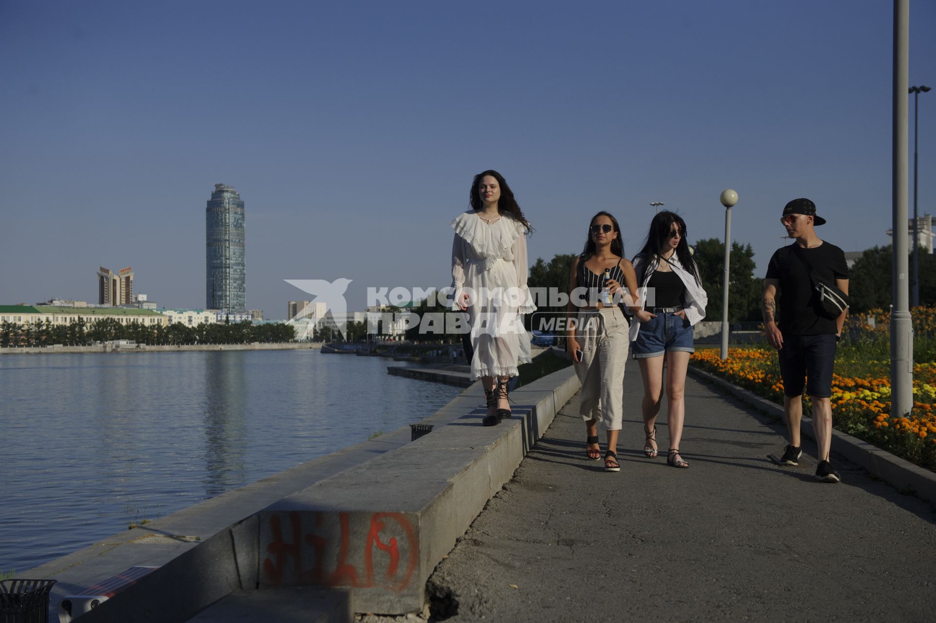 Екатеринбург. Молодежь на набережной реки Исеть во время летней жары
