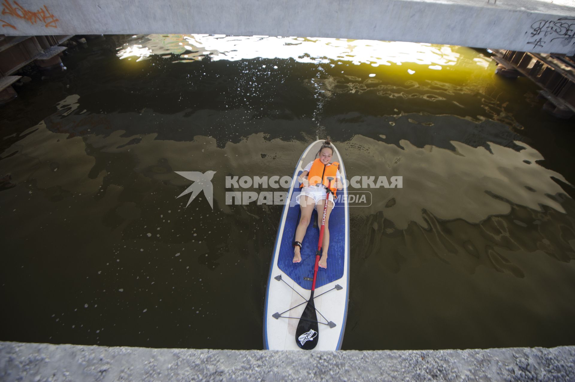 Екатеринбург. Горожане на досках для серфинга на акватории реки Исеть во время летней жары