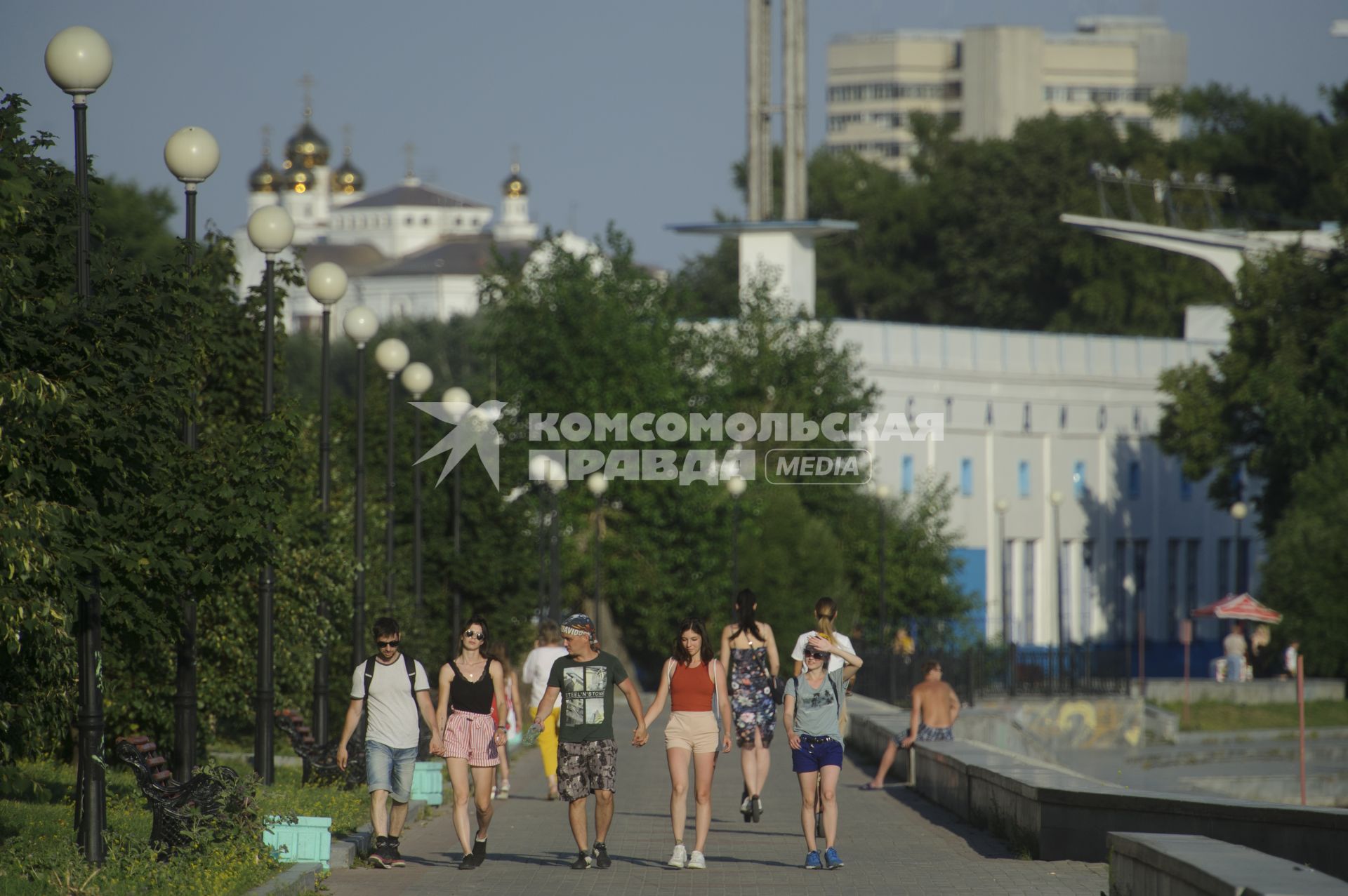 Екатеринбург. Горожане гуляют на набережной реки Исеть во время летней жары