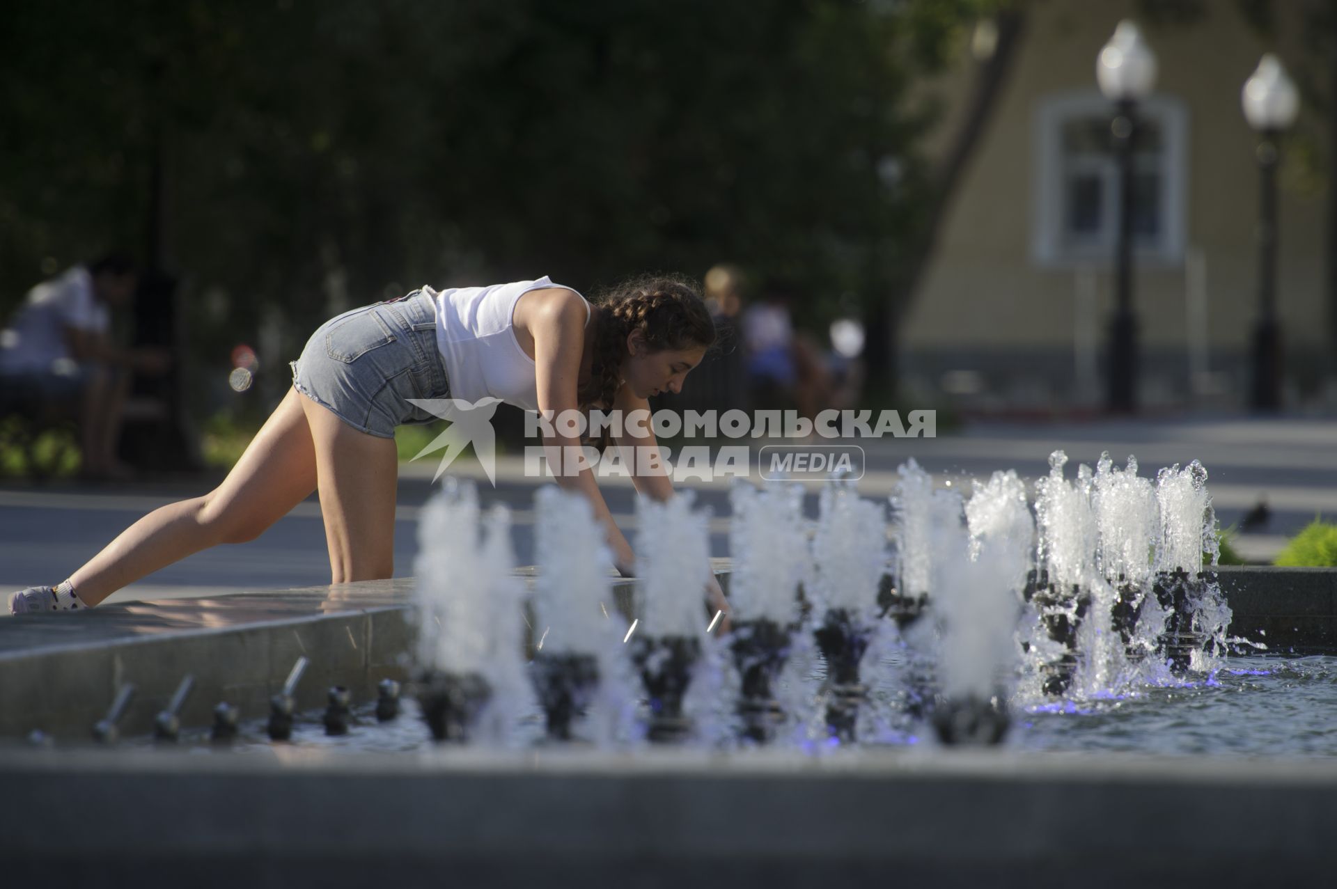 Екатеринбург. Девушка у фонтана в сквере Попова во время летней жары