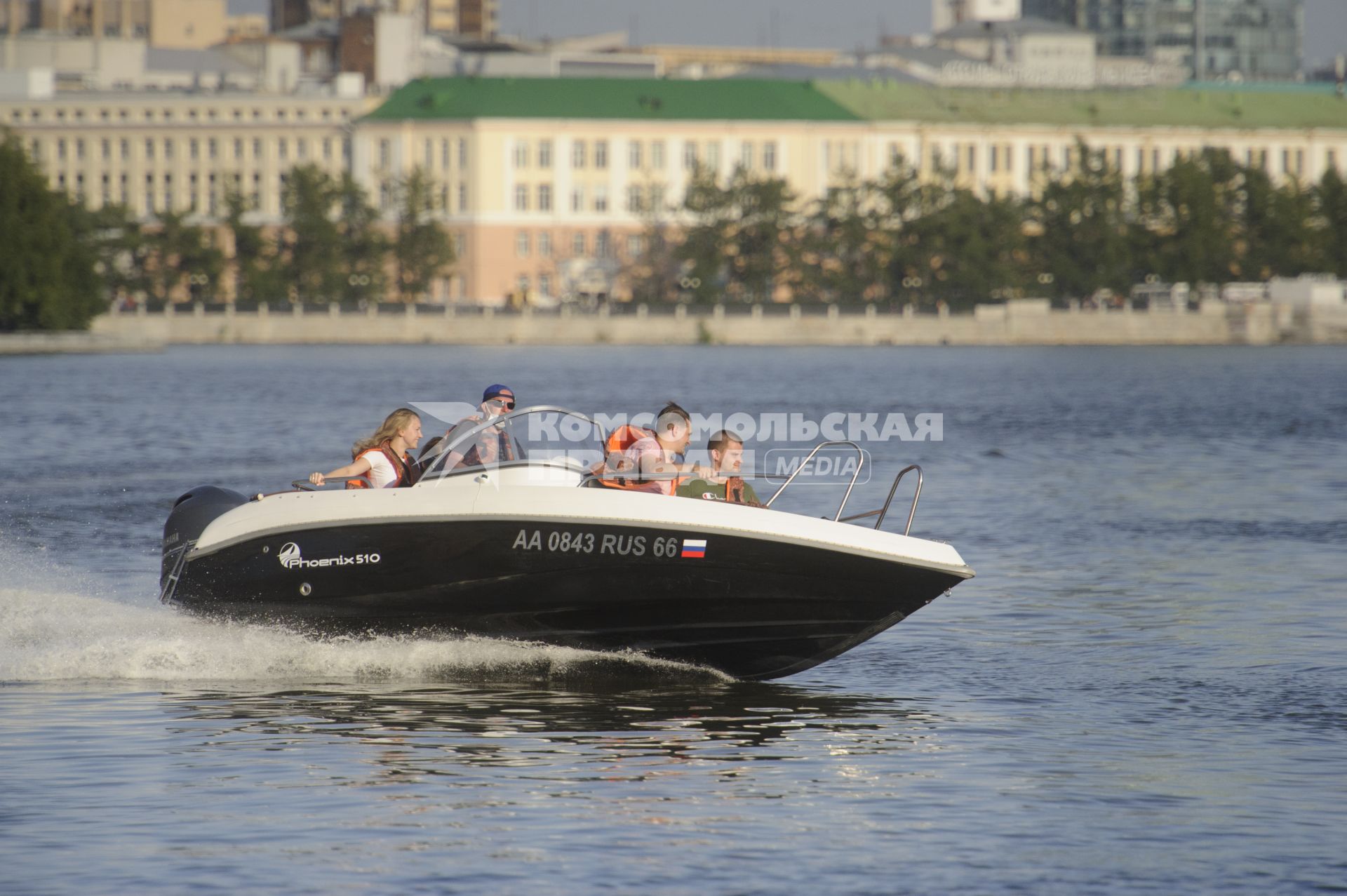 Екатеринбург. Горожане на прогулочном катере на акватории реки Исеть во время летней жары