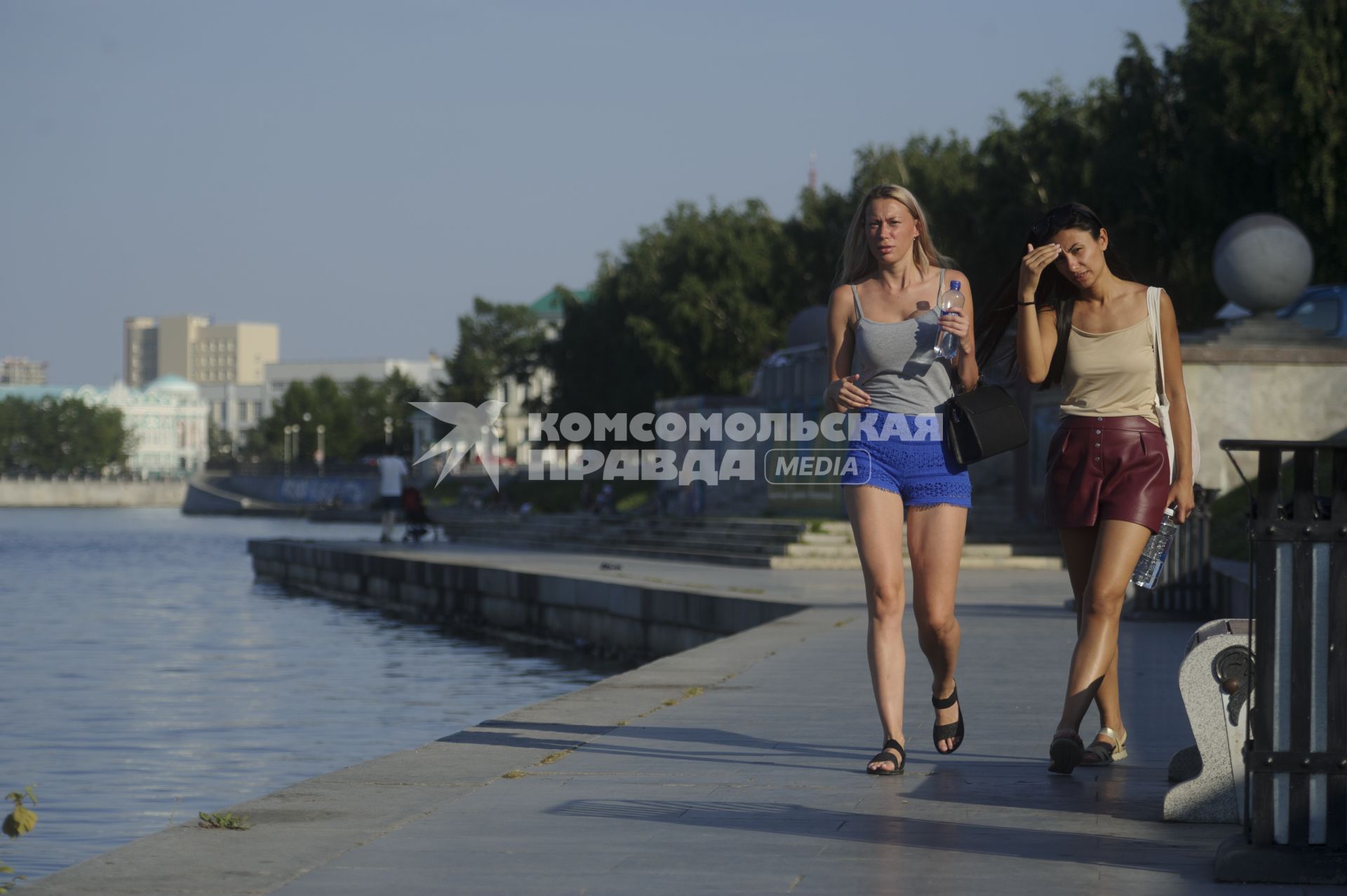 Екатеринбург. Девушки на набережной реки Исеть во время летней жары