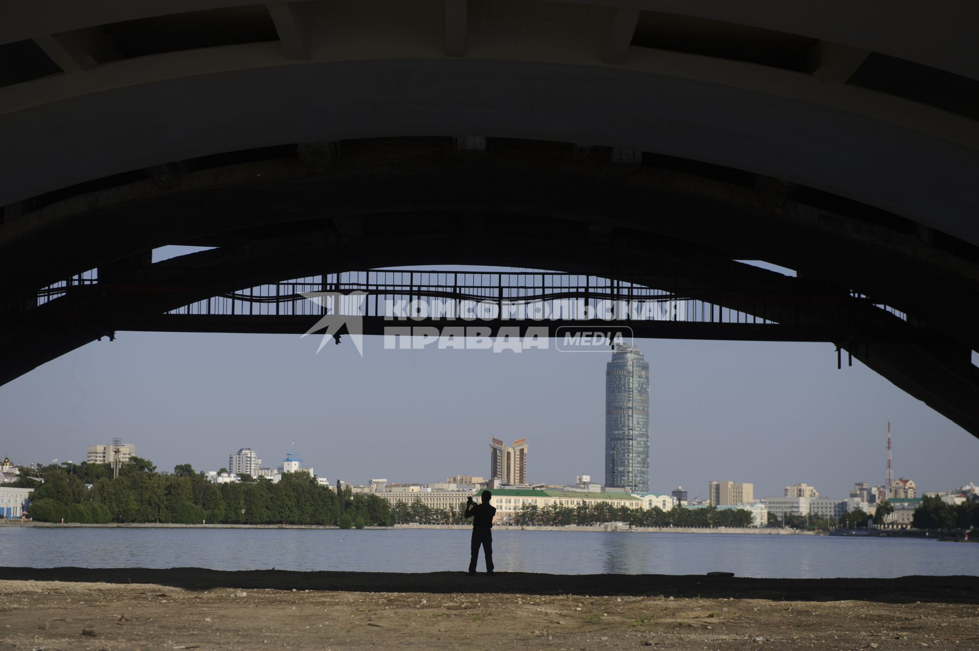 Екатеринбург. Горожане на набережной реки Исеть во время летней жары