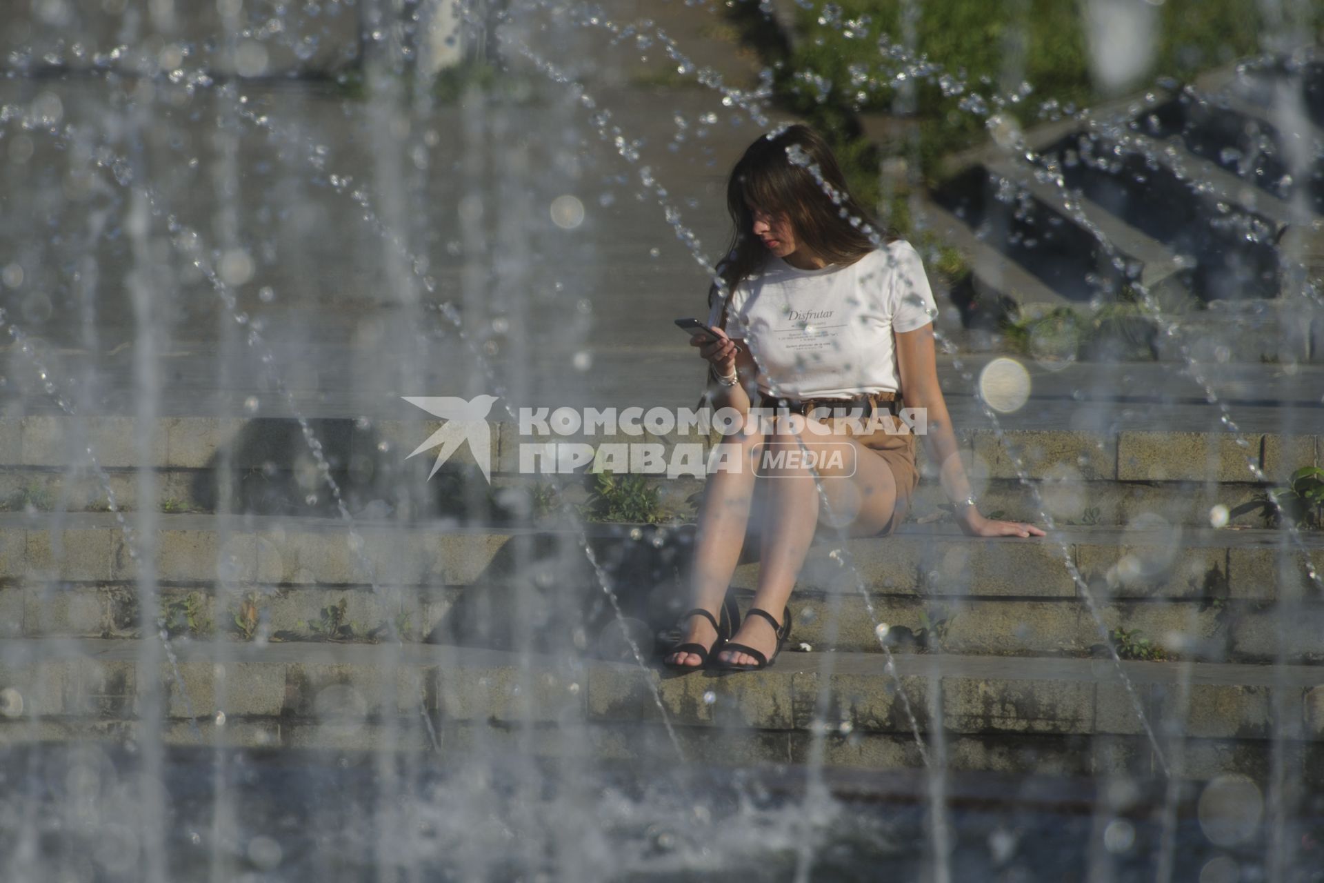 Екатеринбург. Девушка у фонтана на Октябрьской площади во время летней жары