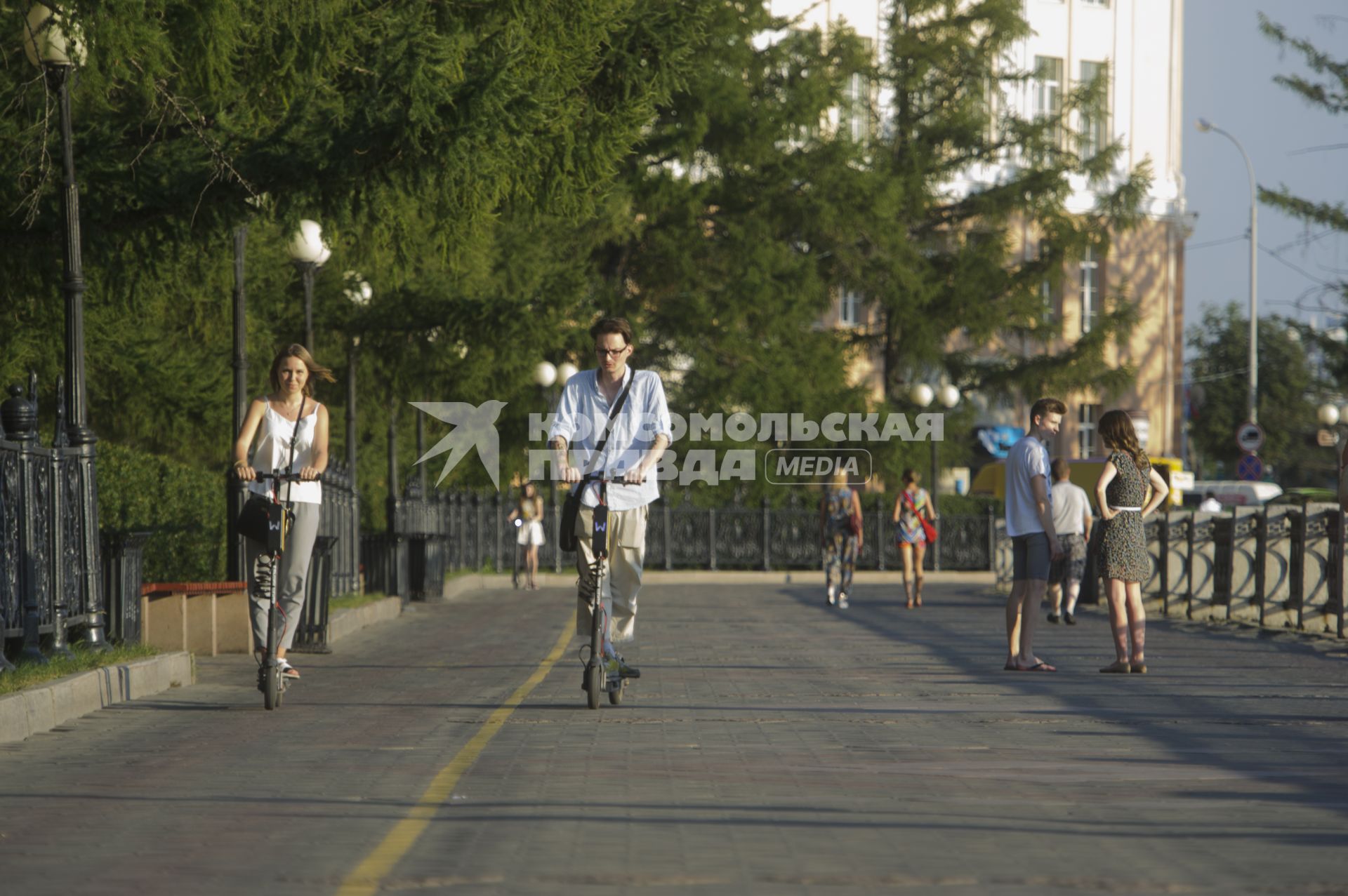 Екатеринбург. Горожане на самокатах на набережной реки Исеть во время летней жары