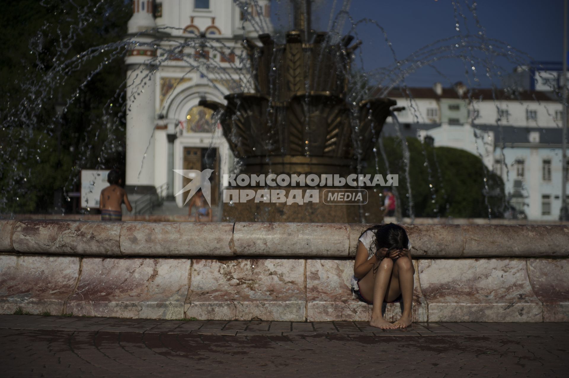 Екатеринбург. Девочка у фонтана на площади труда во время летней жары
