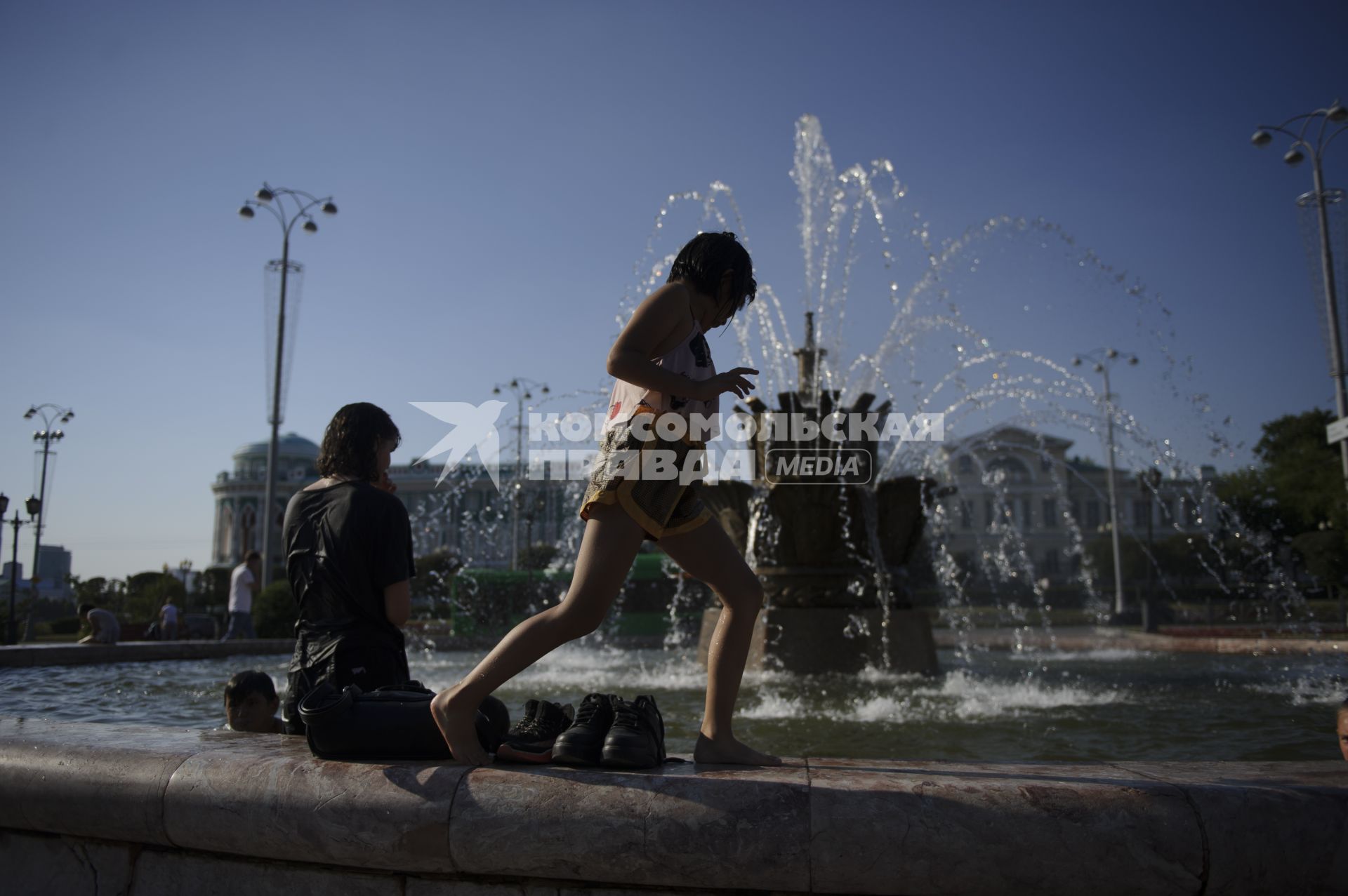 Екатеринбург. Дети купаются в фонтане на площади труда во время летней жары
