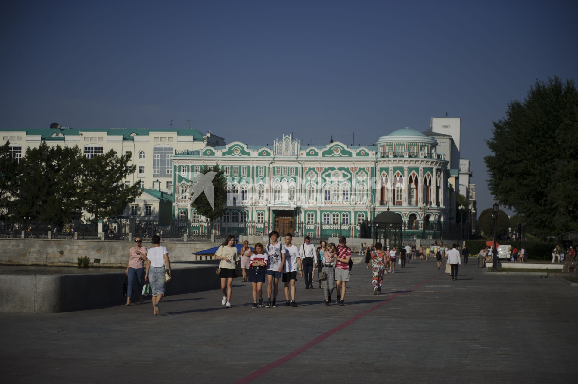 Екатеринбург. Горожане на одной из улиц города во время летней жары