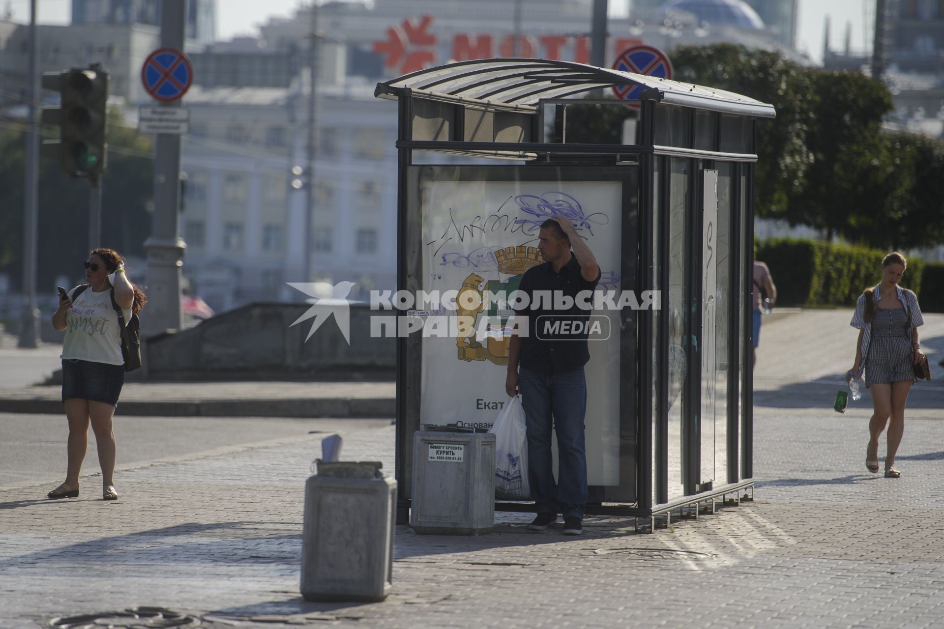 Екатеринбург. Горожане на одной из улиц города во время жары