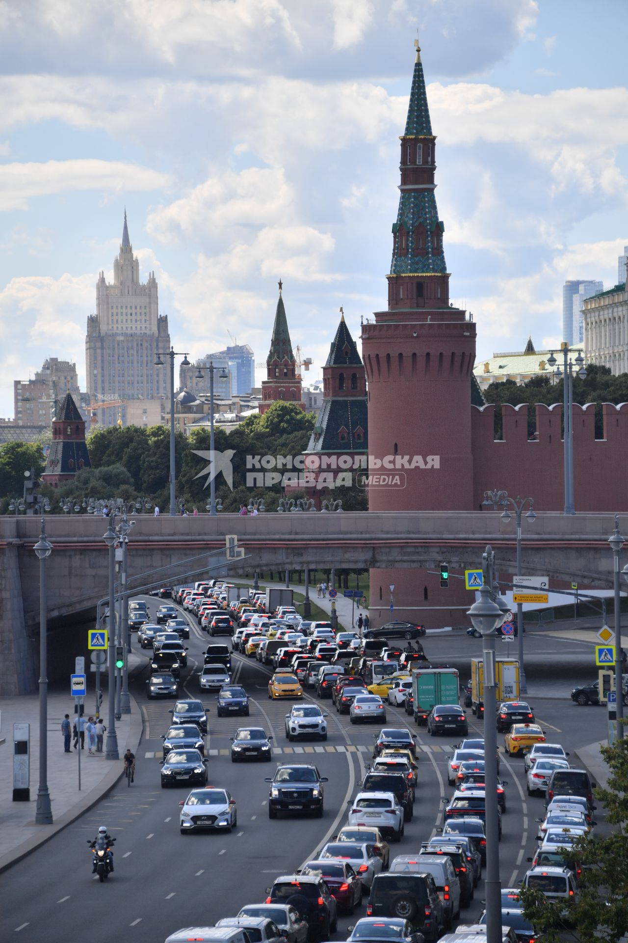 Москва. Дорожное движение на Москворецкой набережной.